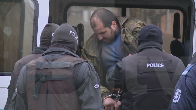 35-годишния Иван Пачелиев, който се беше барикадирал в дома си и стреля по полицаи