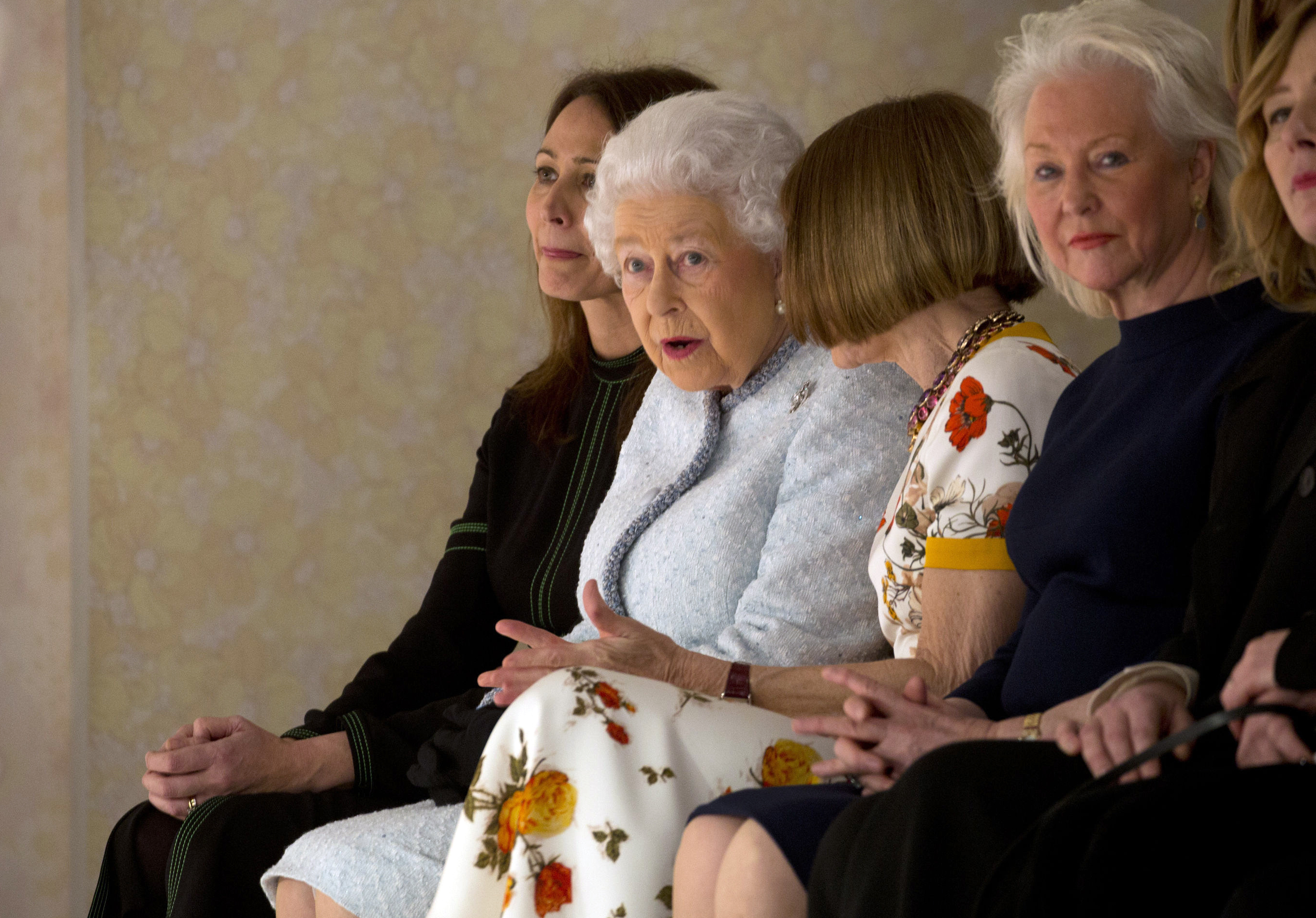 Кралица Елизабет II за първи път присъства на Седмицата на модата в Лондон