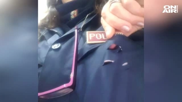 Полицайката показва разрезите от ножа