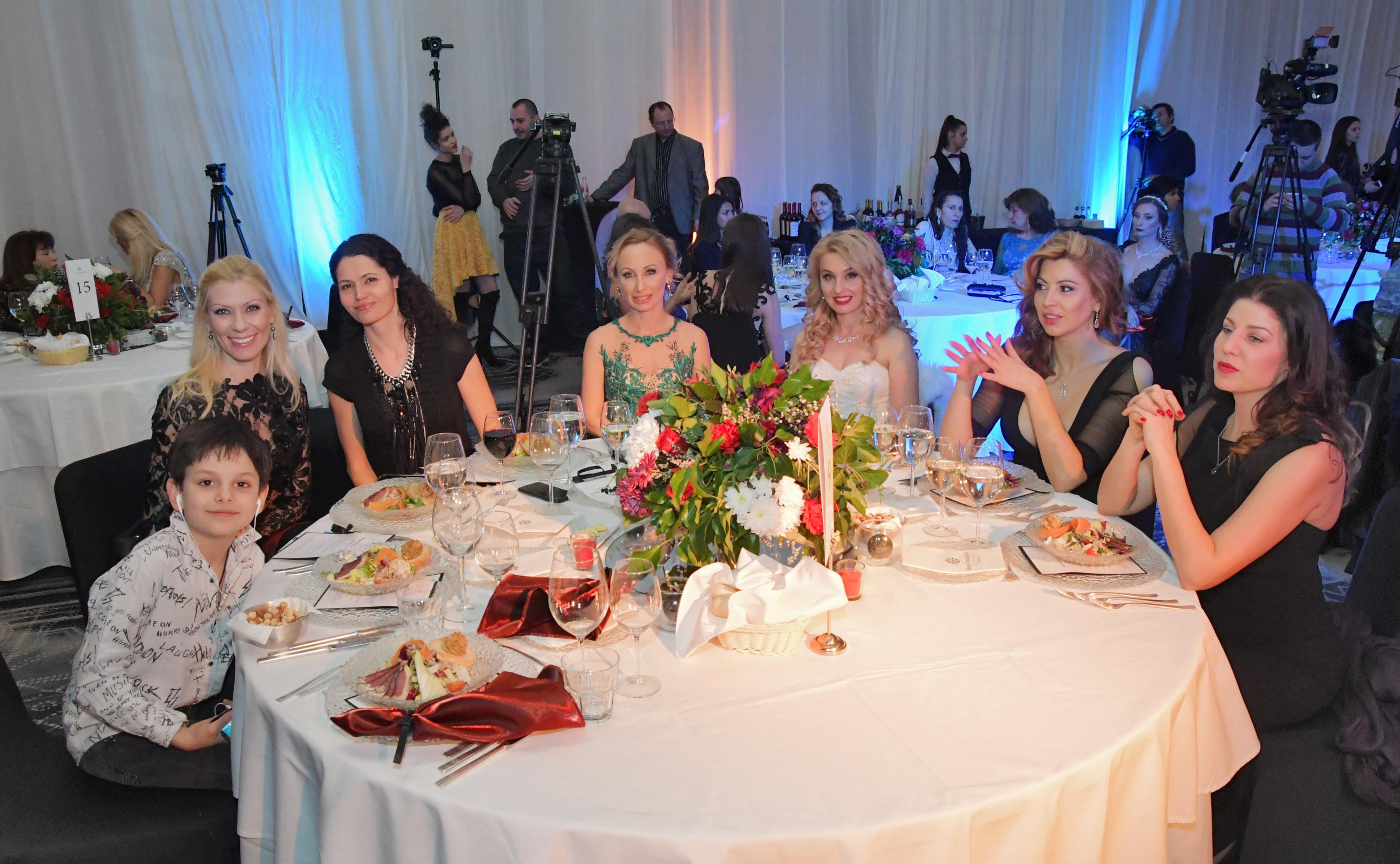 Елена Ангелова, Ирина Папазова и Румяна Маринова на една маса