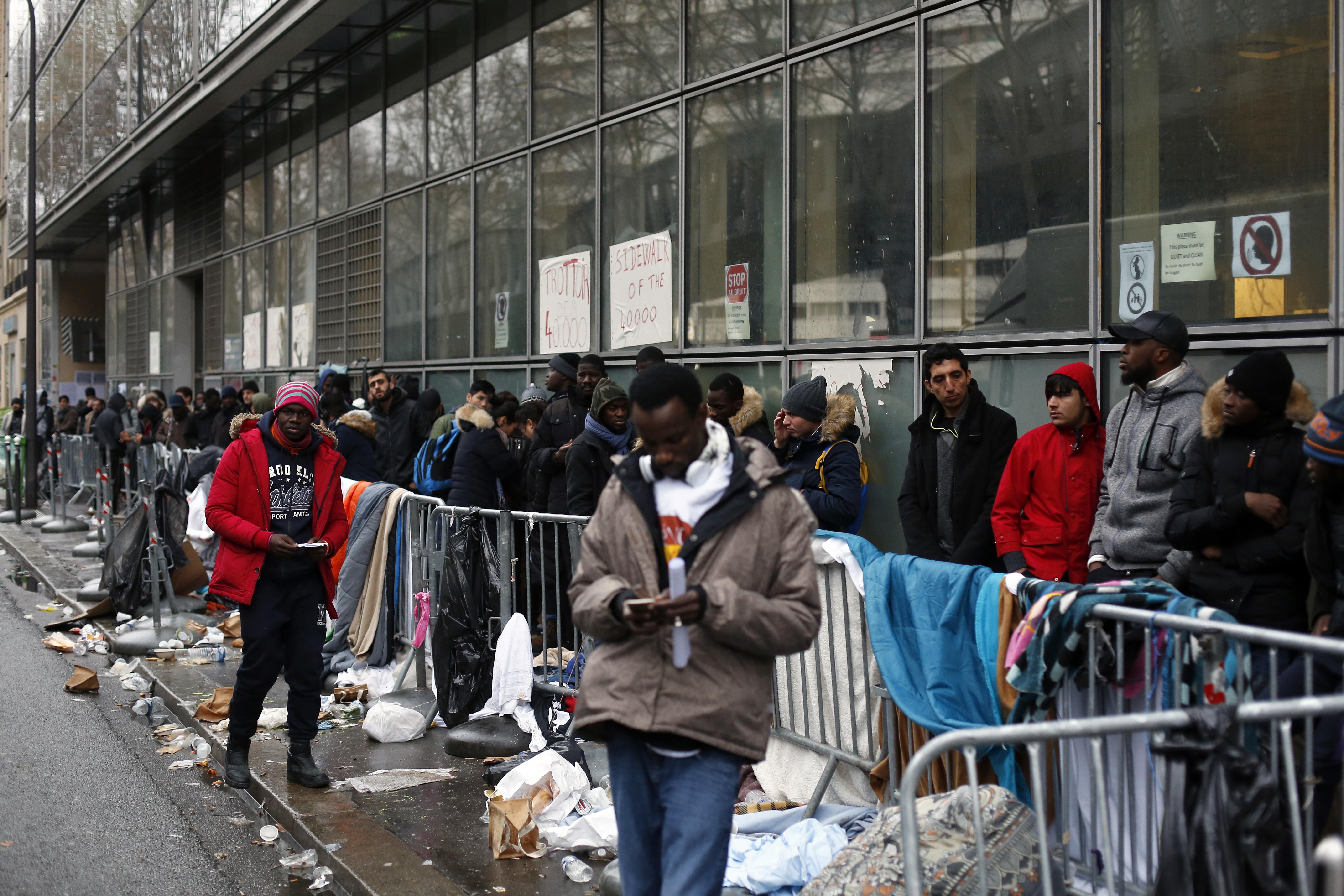 Мигранти чакат на опашка, за да получат подслон в Париж