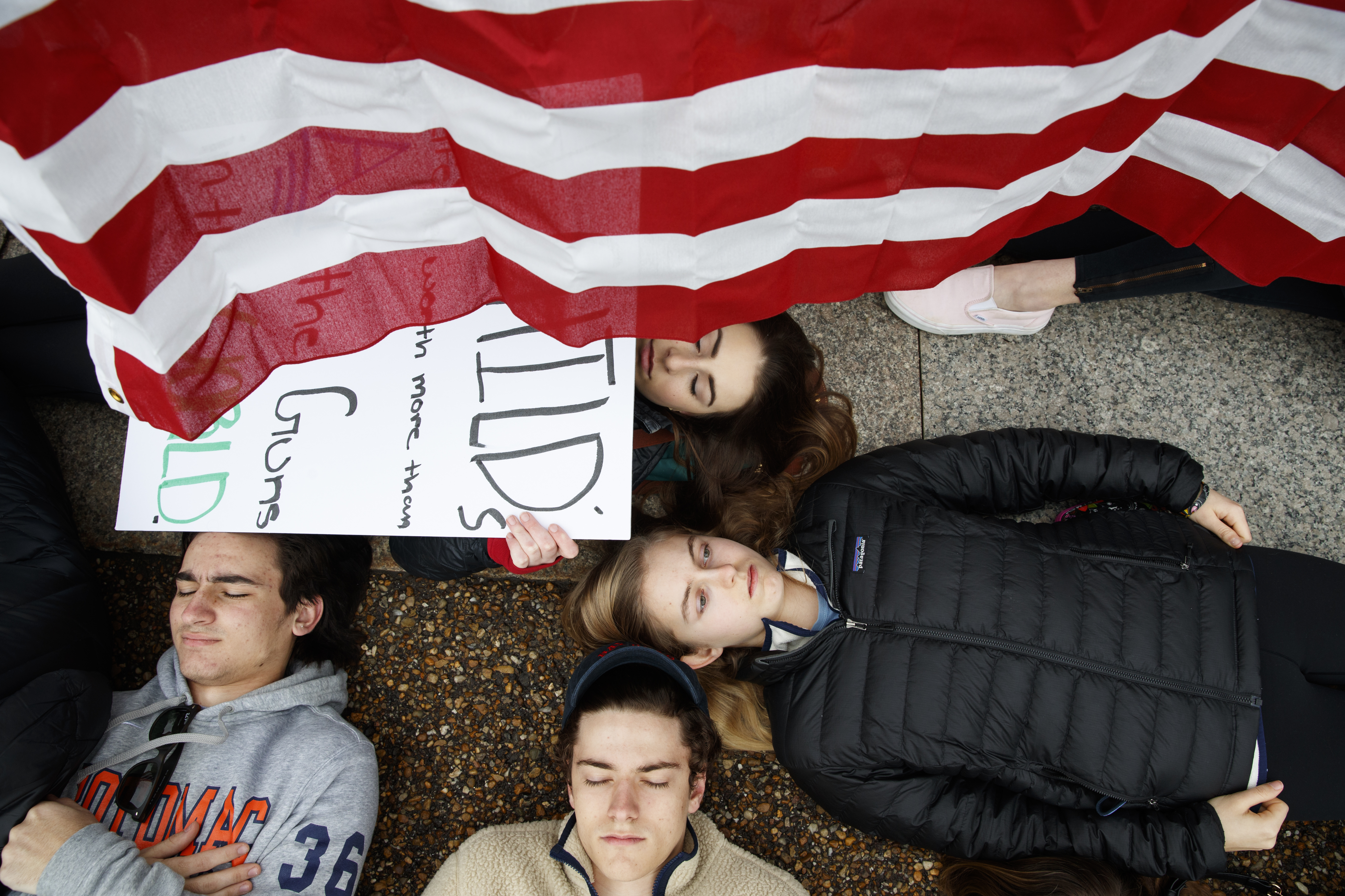 Ученици легнаха пред Белия дом във Вашингтон в знак на протест срещу свободното носене на оръжие