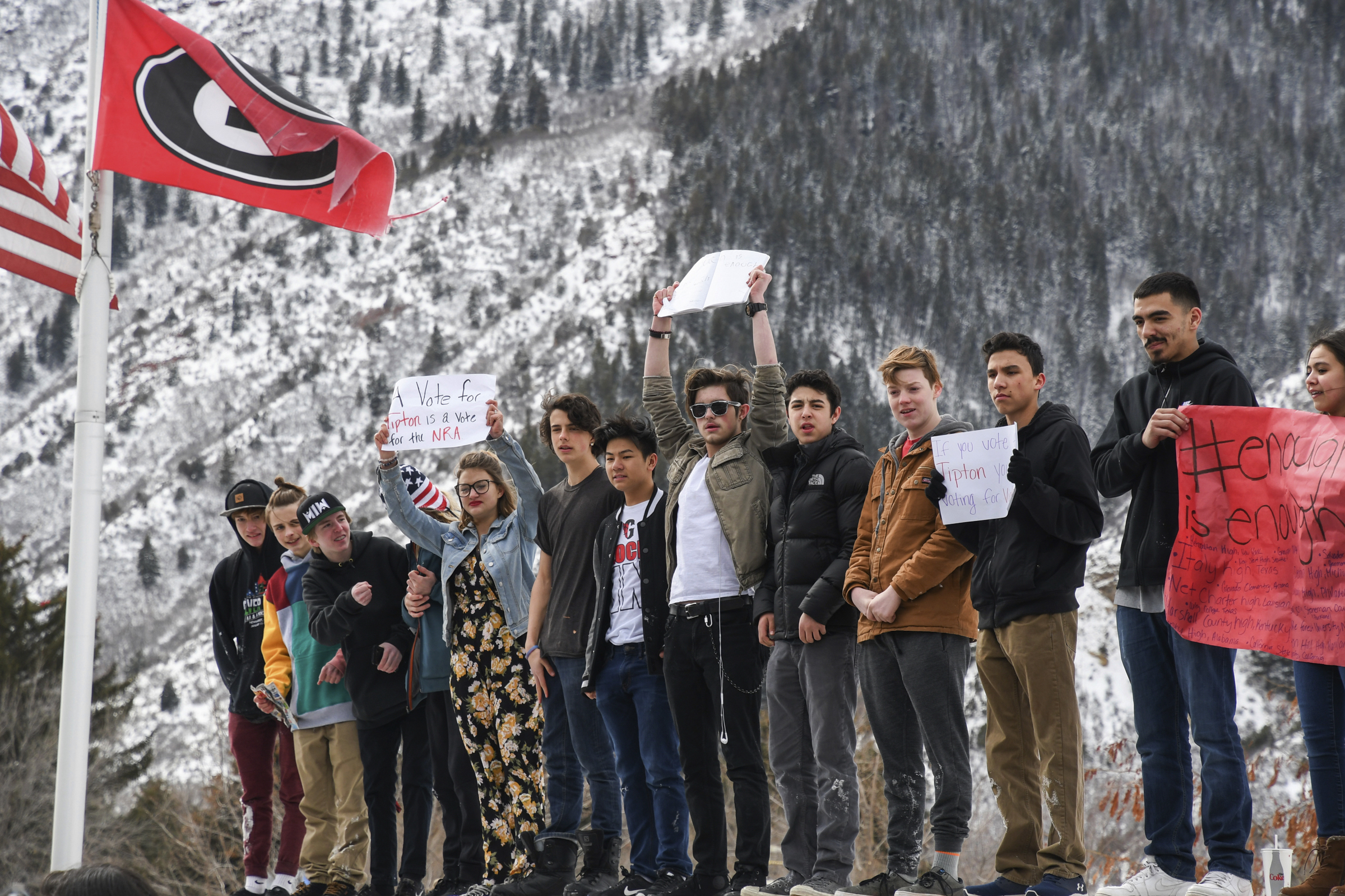 Вълна от ученически протести срещу оръжията заля САЩ