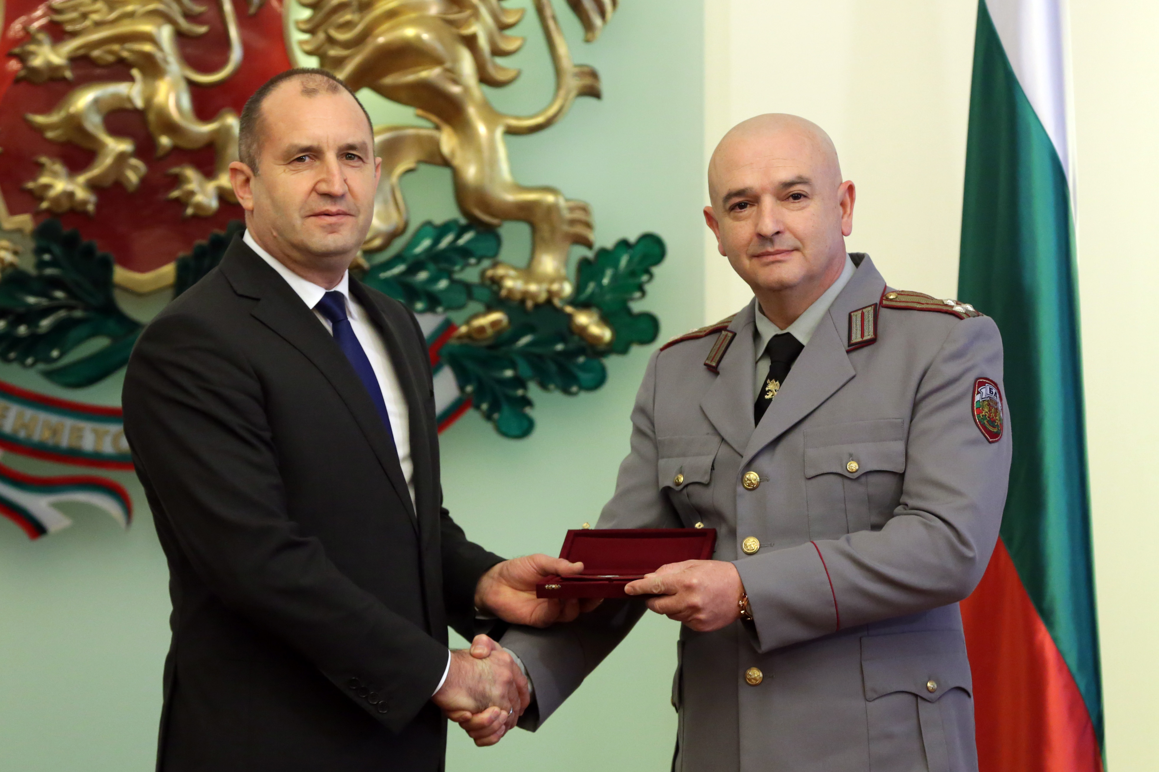 Президентът каза, че връчва пагоните на достоен български офицер