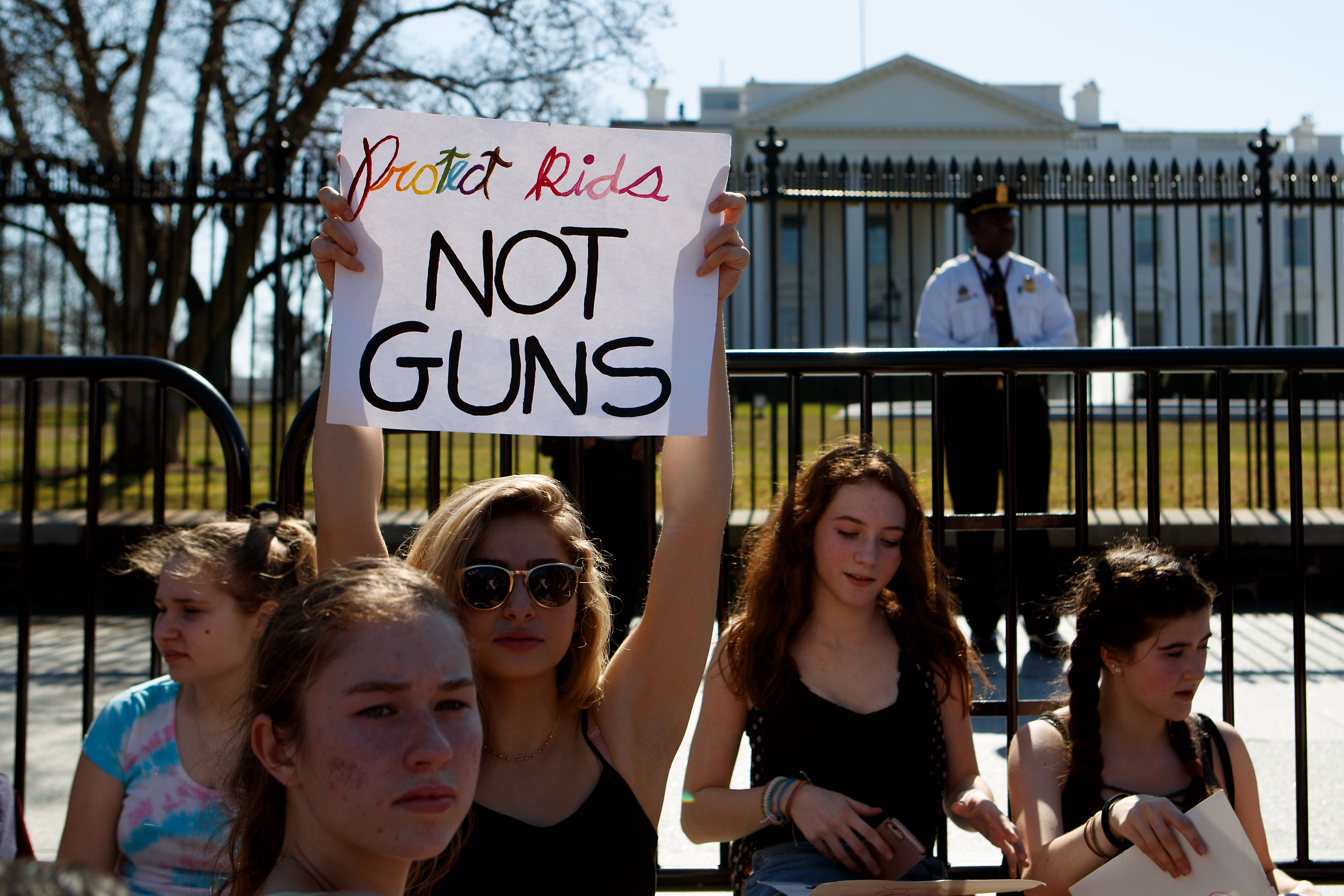 Тръмп: Учителите да се въоръжат и да спрат стрелбите