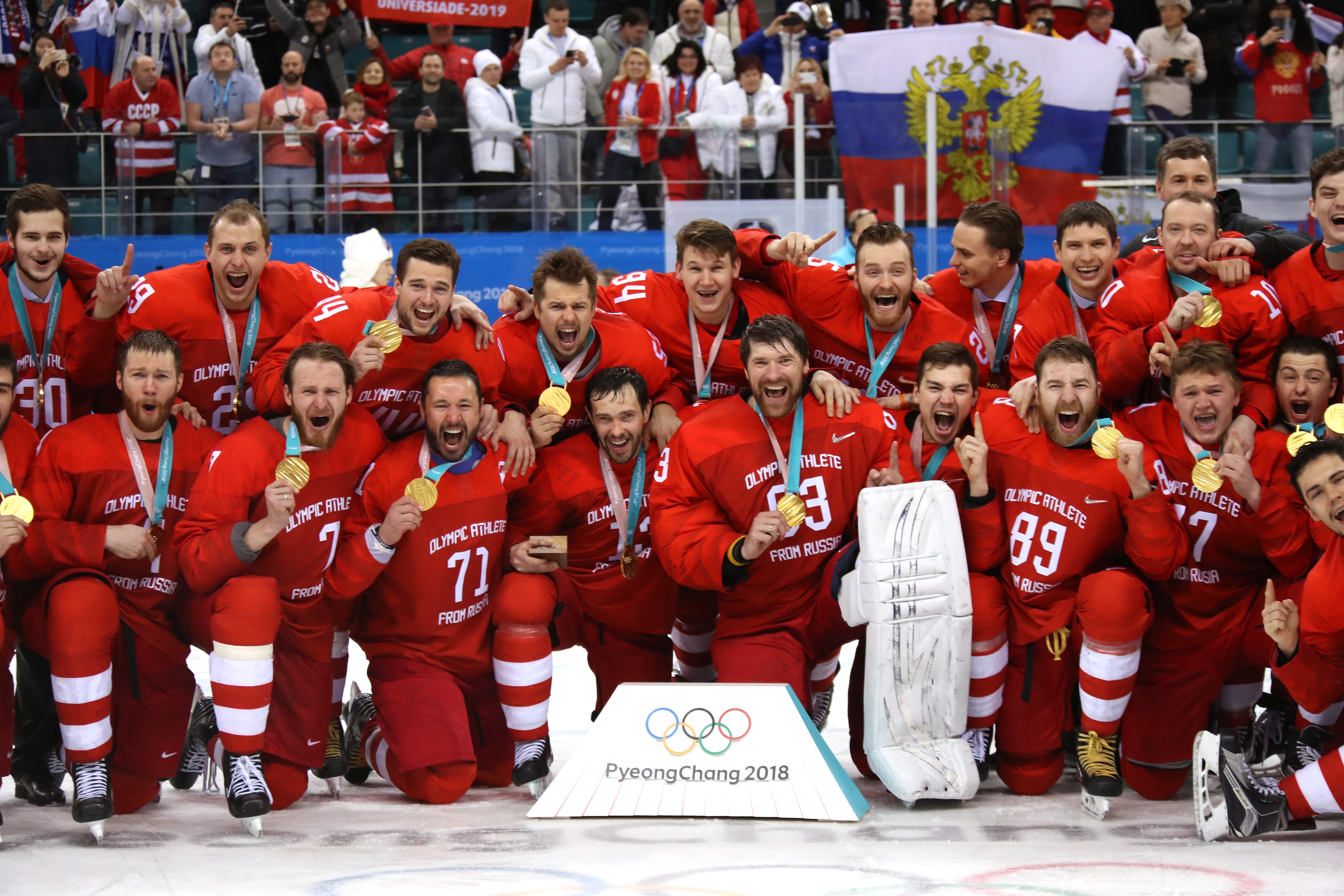 Руските хокеисти със златните медали