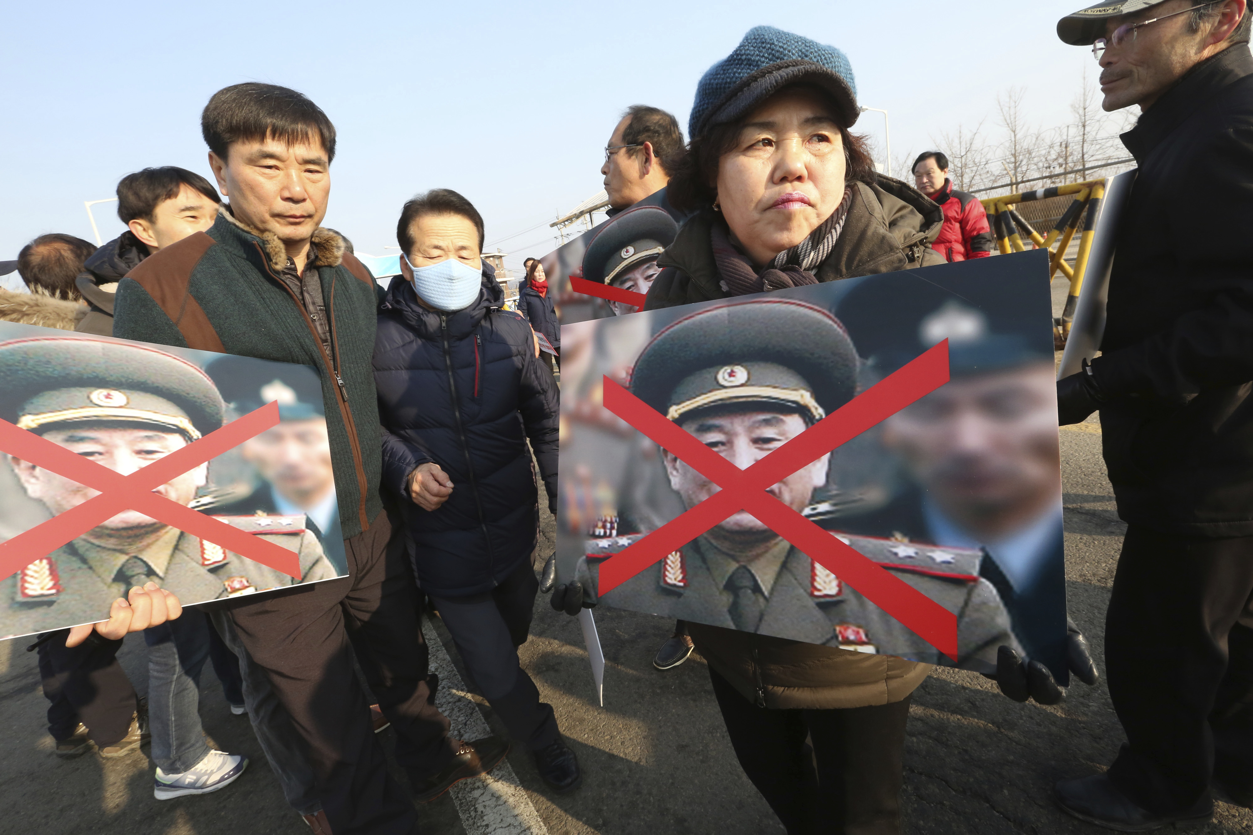 южнокорейски демонстранти опитаха без успех днес да блокират автоколоната на КНДР
