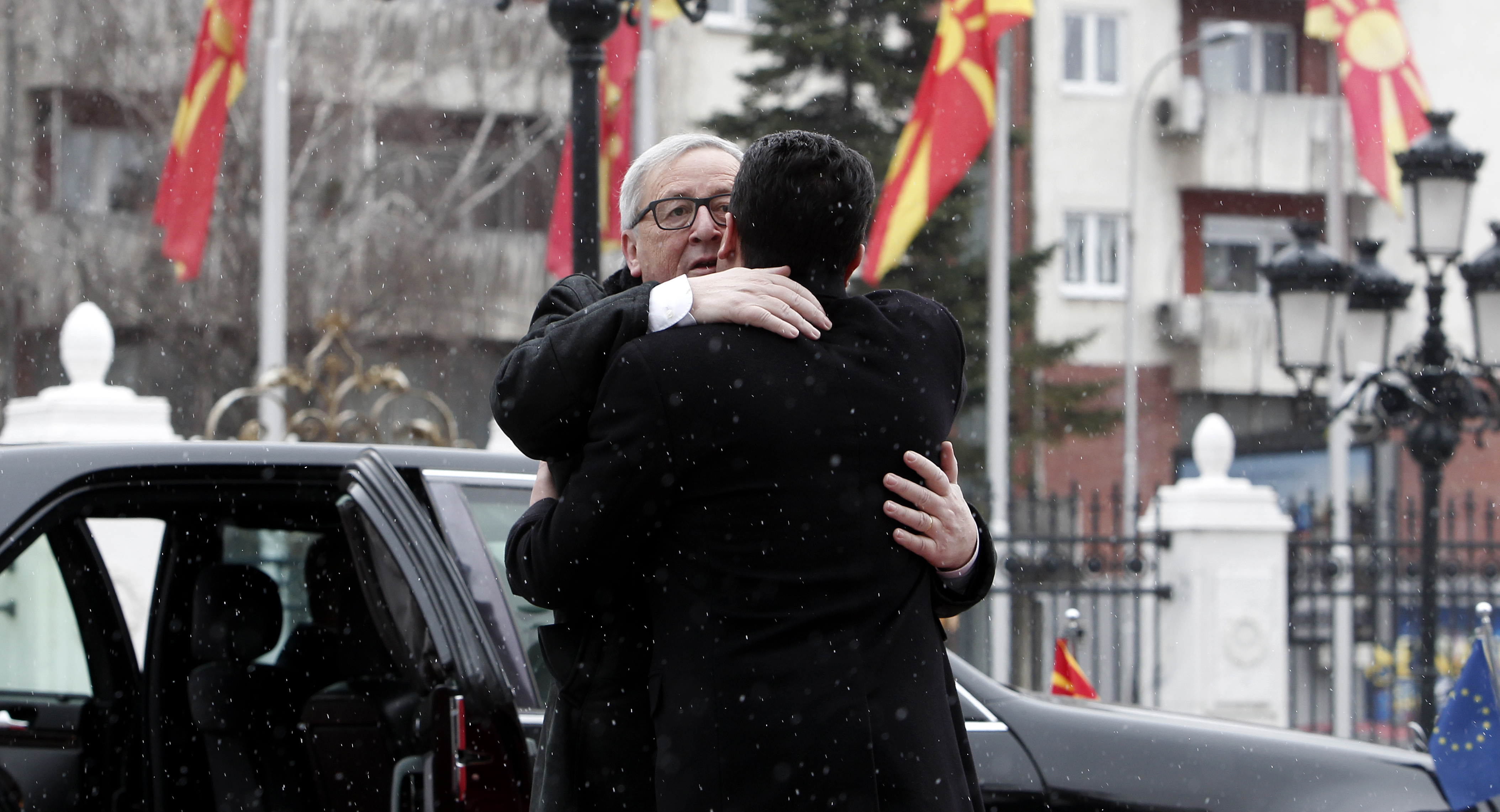 Жан-Клод Юнкер и Зоран Заев се прегърнаха в Скопие