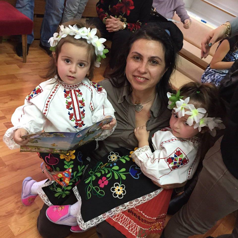 Д-р Недка Кънева с близначките Алия и Амира