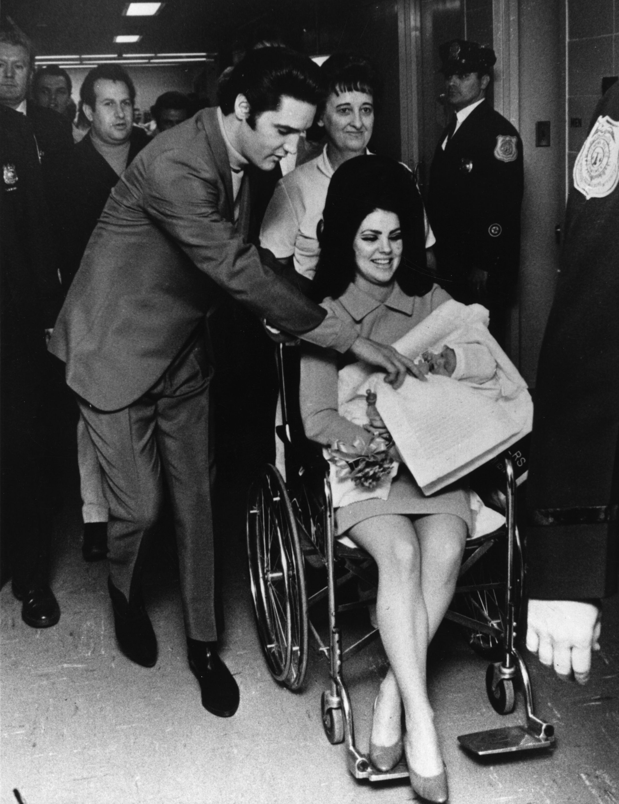 Елвис Пресли със съпругата си Присила Пресли и новородената им дъщеря - Лиса Мари Пресли