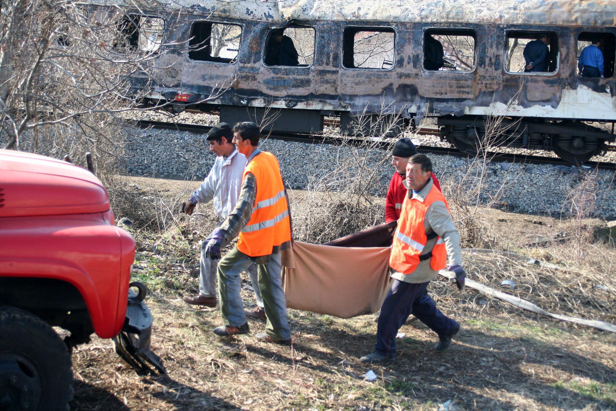 9 души изгоряха във влака София-Кардам преди 10 г. (снимки)