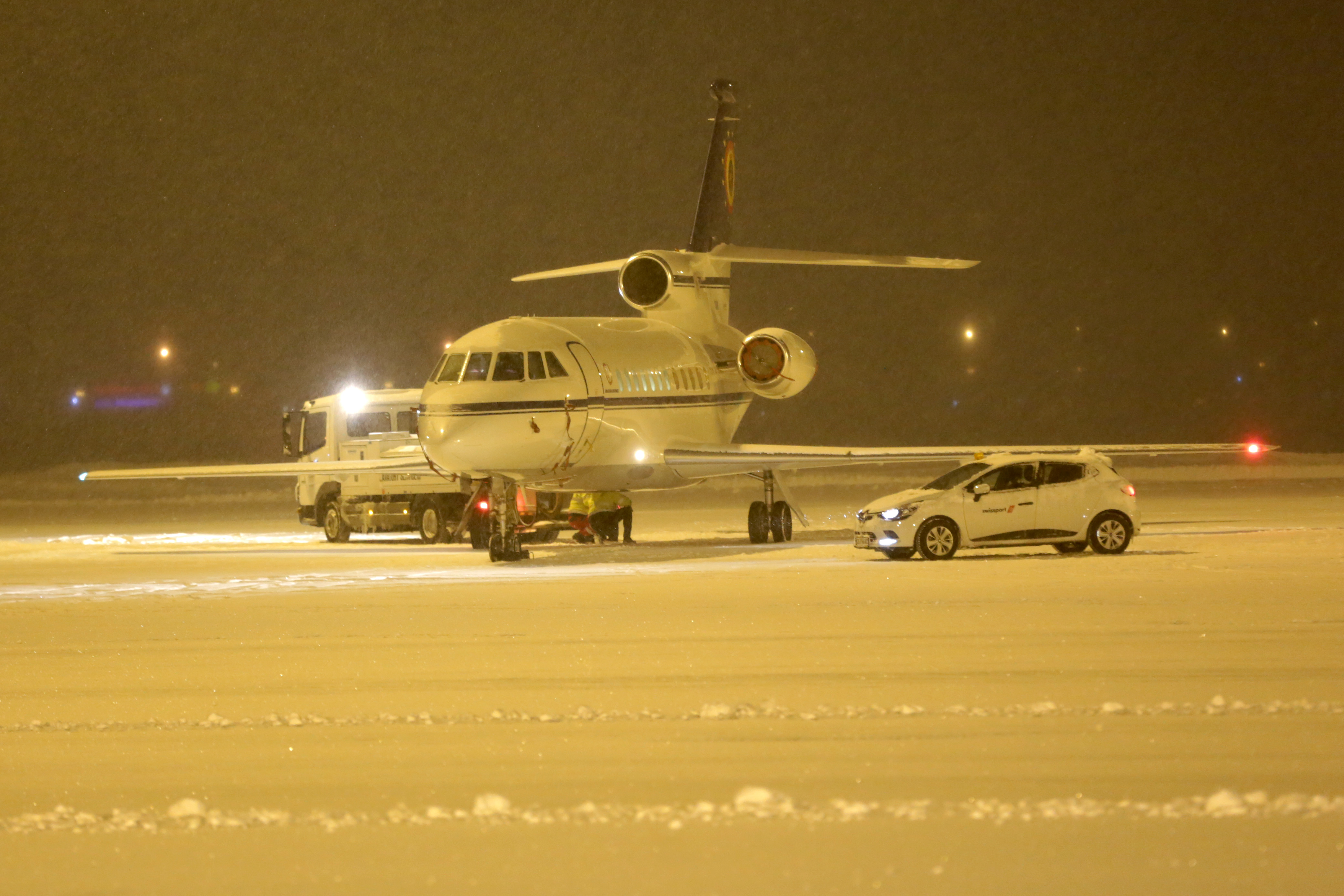На летище Буве се намират общо около 130 пътници