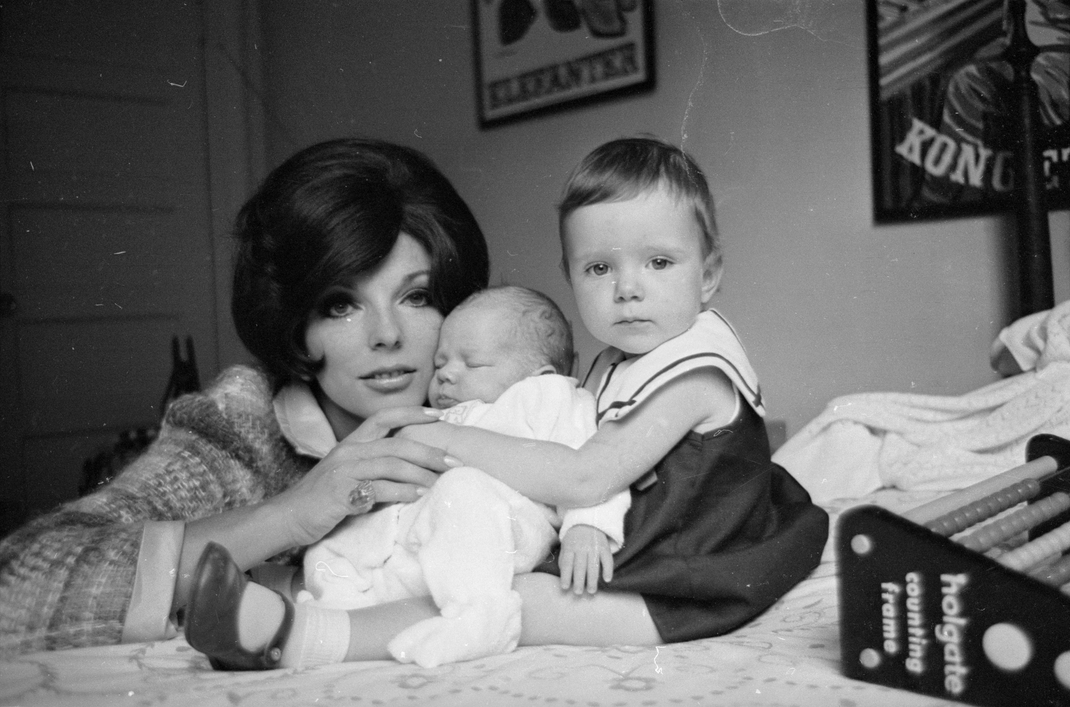 Джоан Колинс с децата си от Антъни Нюли (1965)