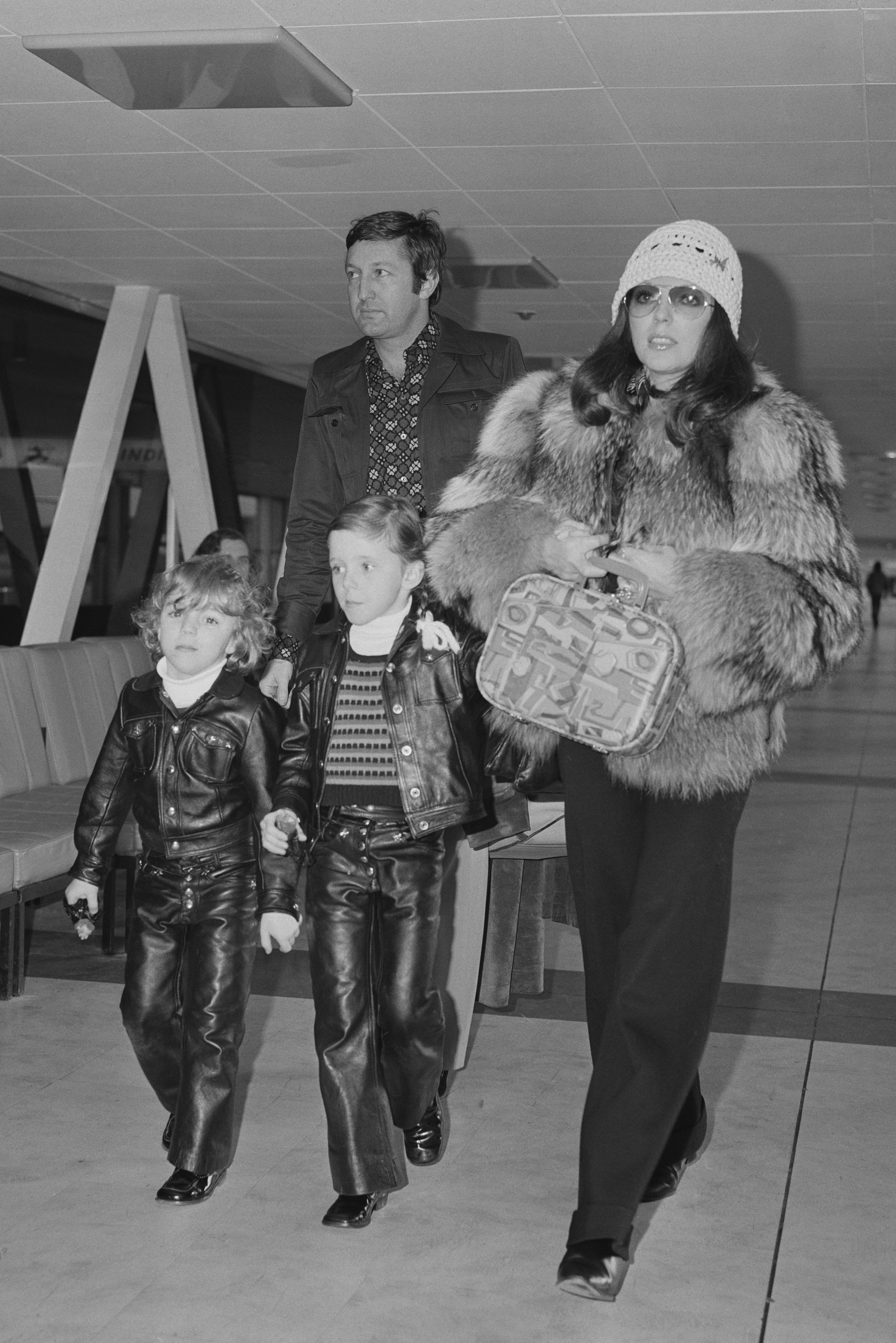 Джоан Колинс с Рони Кас и две от децата си