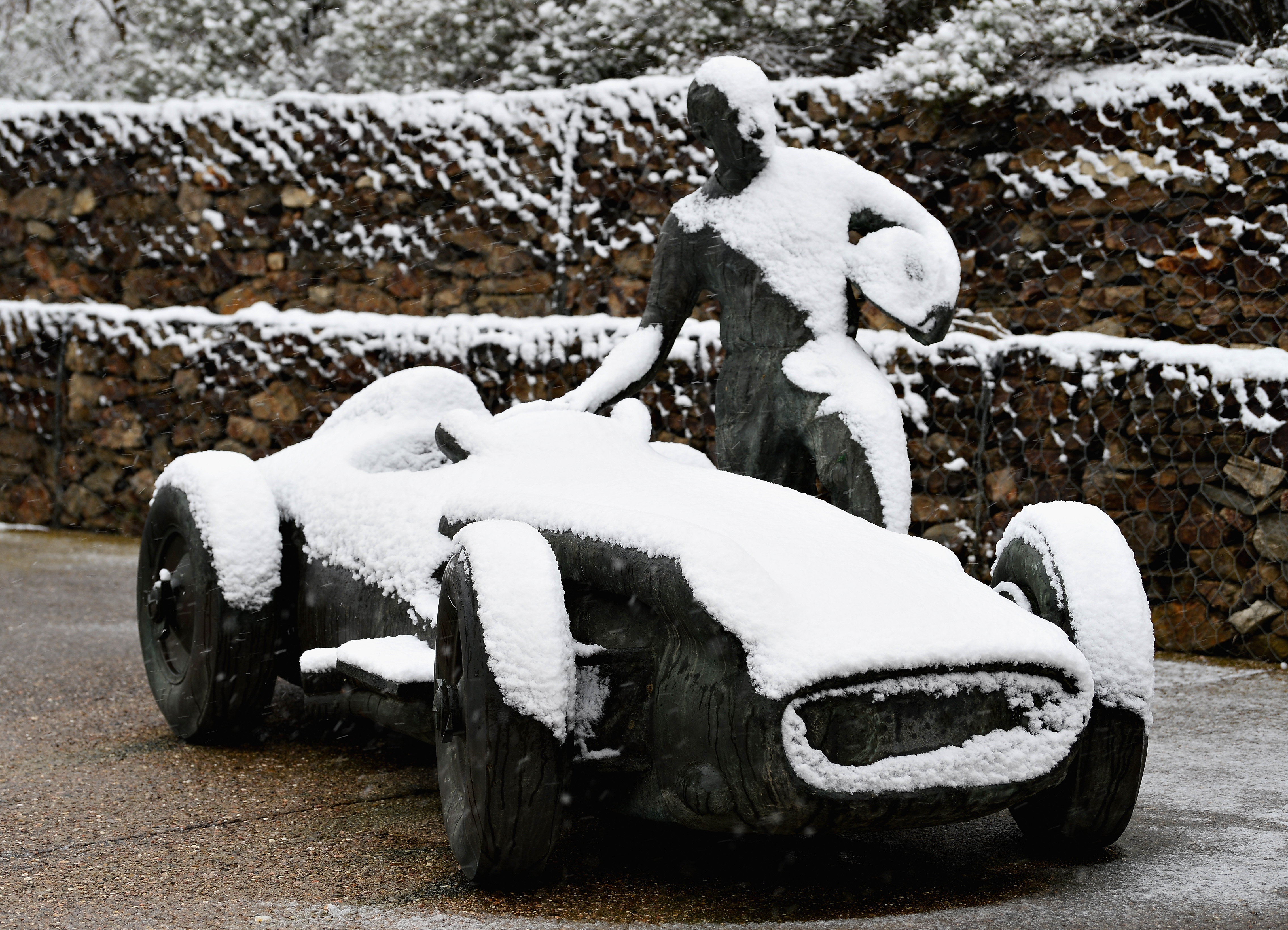 ”Формула 1” затъна в каталунския сняг (галерия)