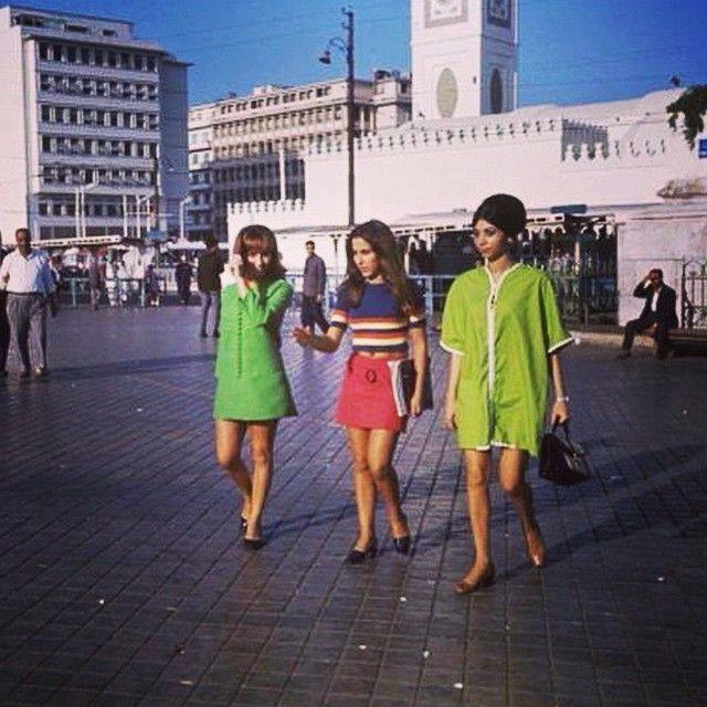 Млади жени в Алжир през 1960 година