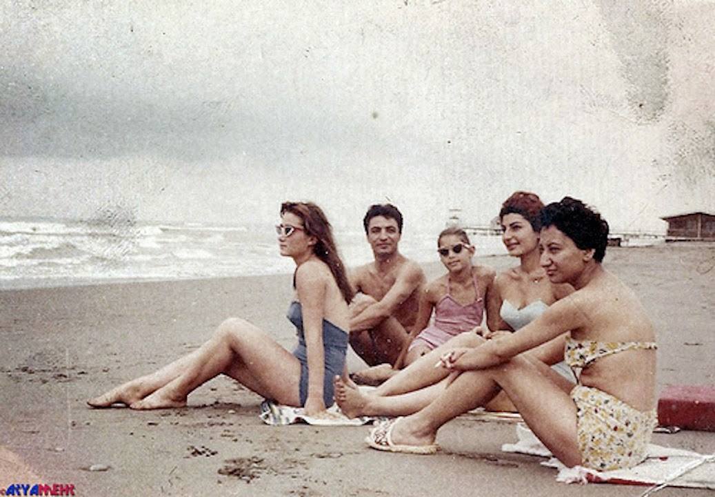 Млади жени на плаж в Иран през 1970 г.