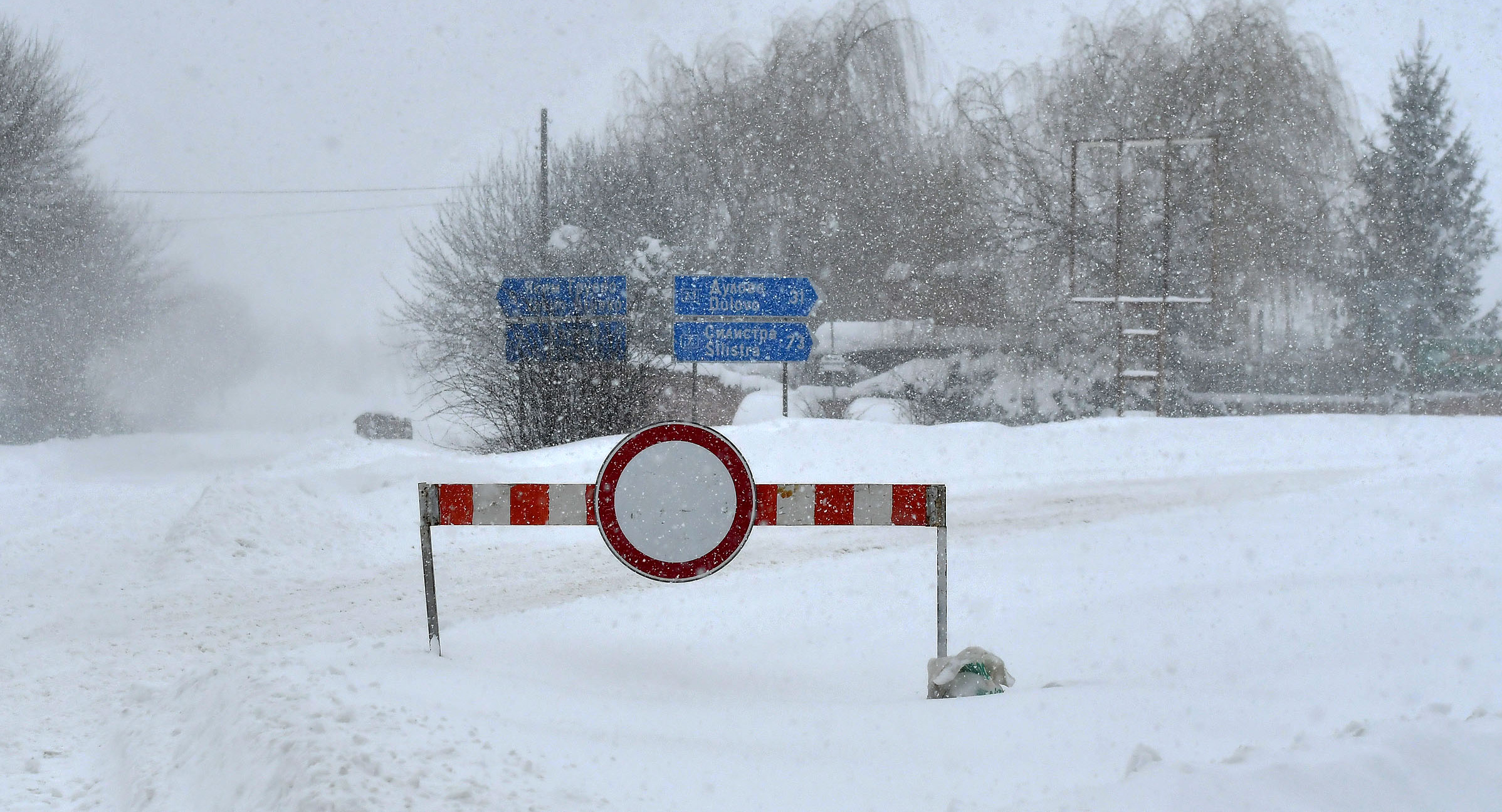 Затворен път заради силен снеговалеж, зима, сняг