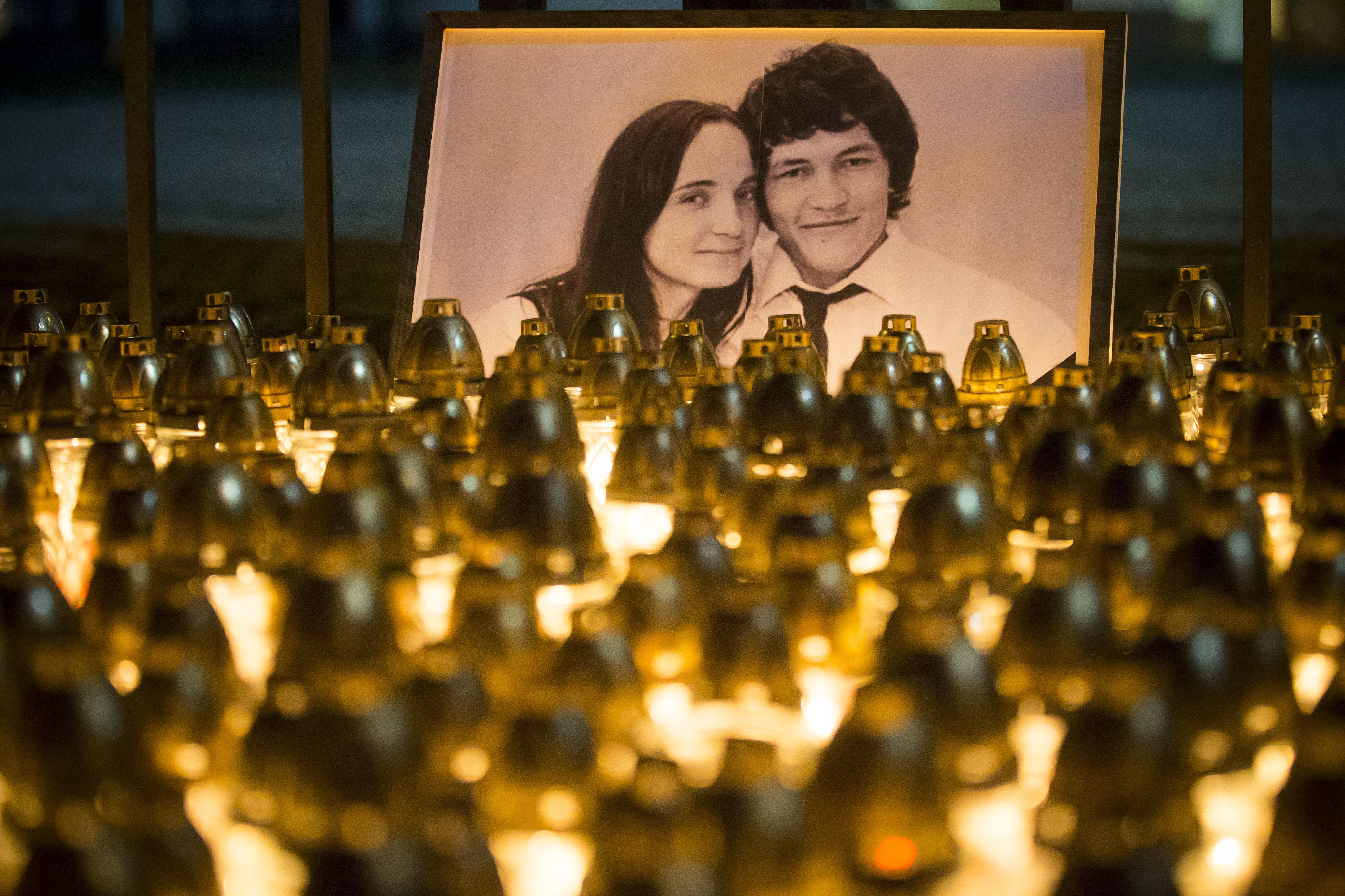 Свещи в памет на убития словашки журналист Ян Куцияк и неговата приятелка