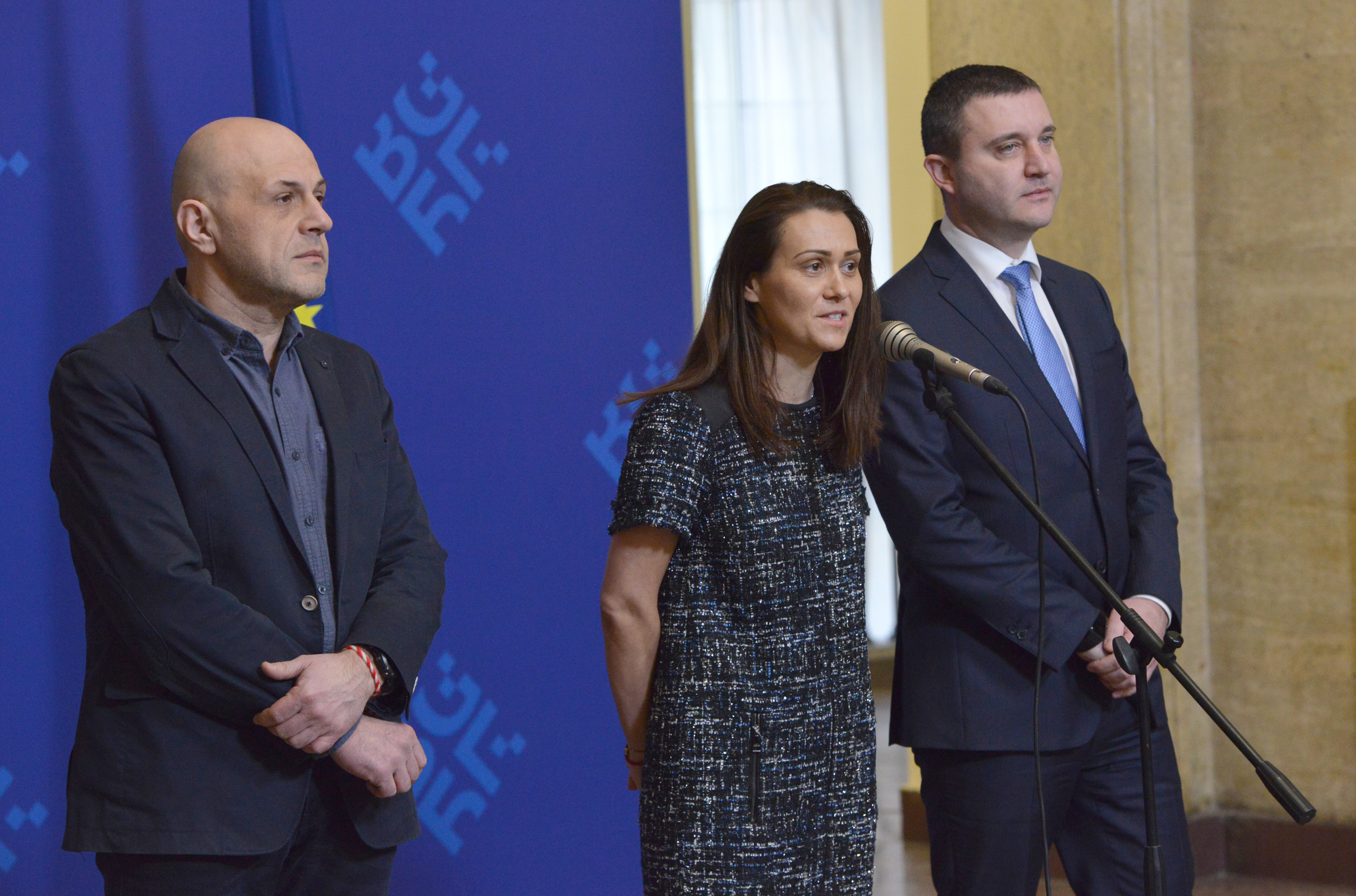 Томислав Дончев, Гинка Върбанова и Владислав Горанов след срещата в МС при премиера