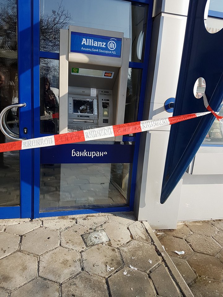 Разбиха банкомат с кирка в центъра на Кърджали