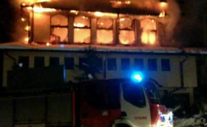 Евакуираха 50 души от горящ хотел в Чифлик
