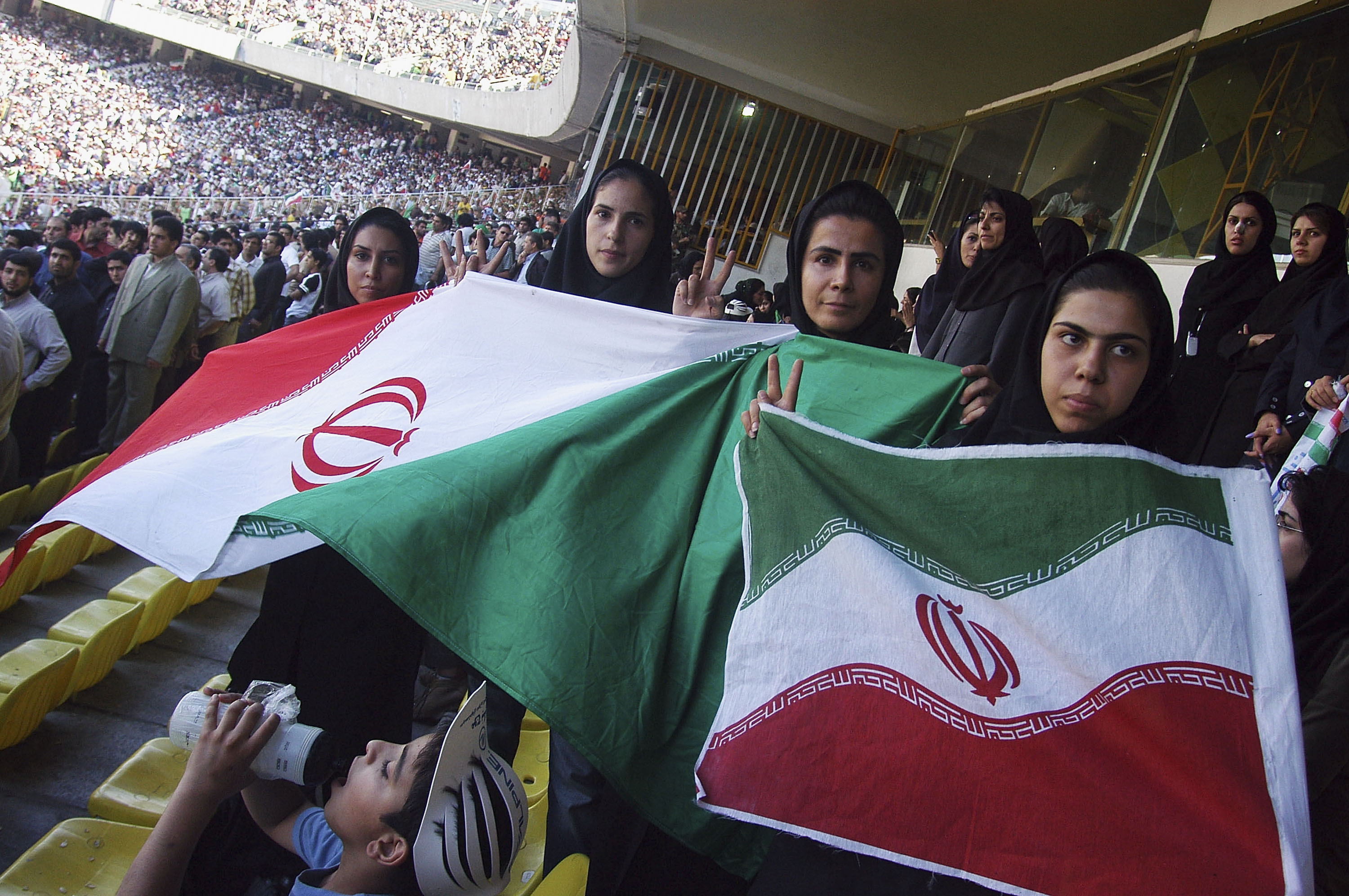 Задържаха 35 жени, опитали да гледат мач в Иран