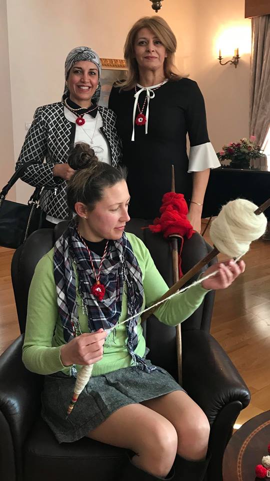 Радева учи дипломатически съпруги да плетат мартеници
