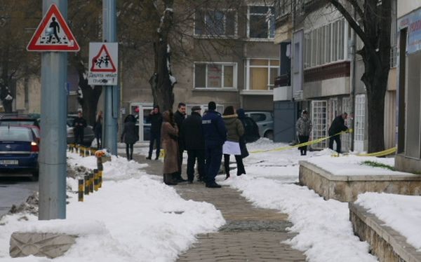 Откриха мъртъв мъж върху капака на кола в Пловдив
