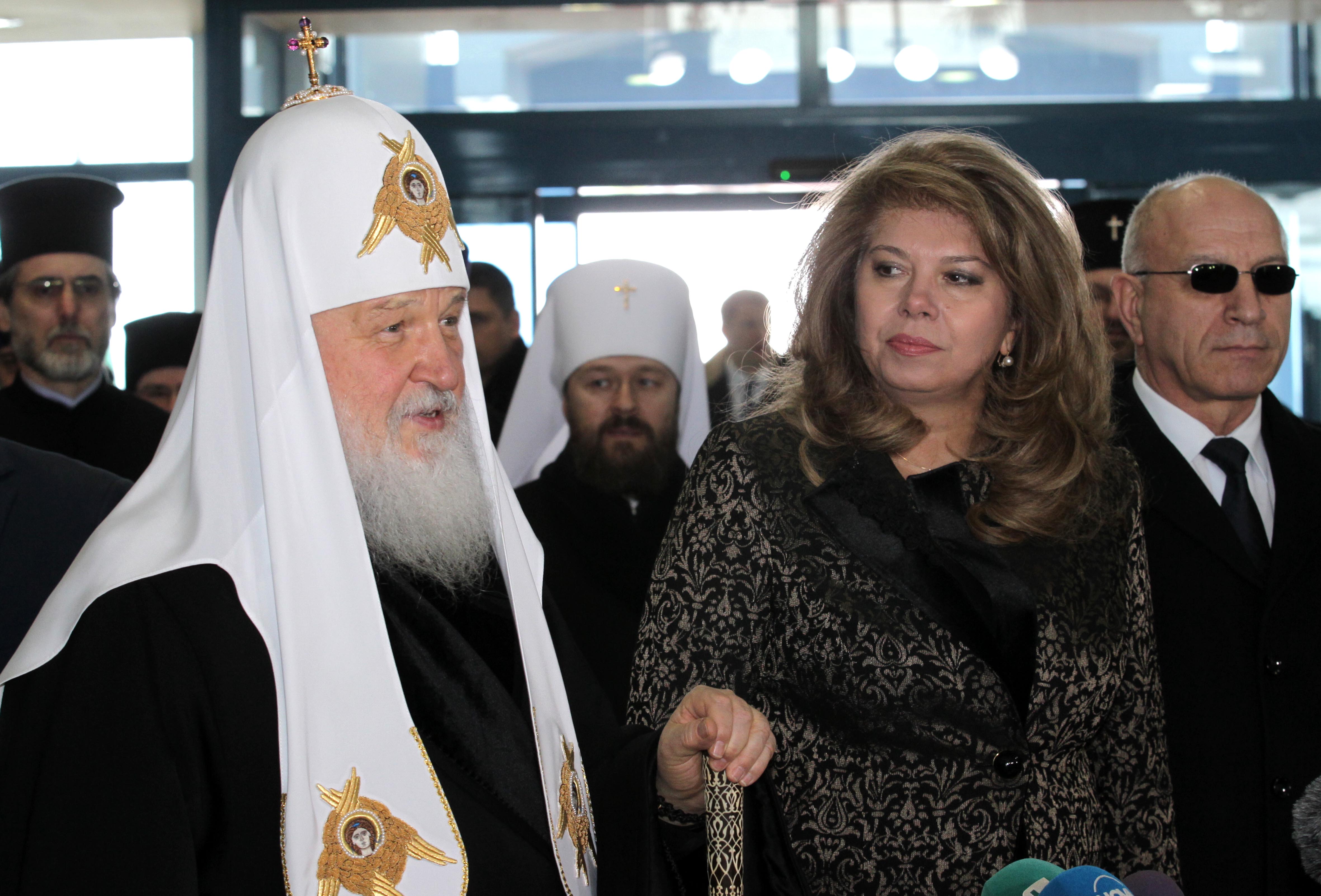 На летището патриарх Кирил бе посрещнат от вицепрезидента Илияна Йотова