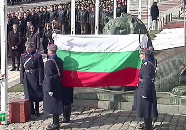 По време на вдигането на знамето бе изпълнен националния ни химн