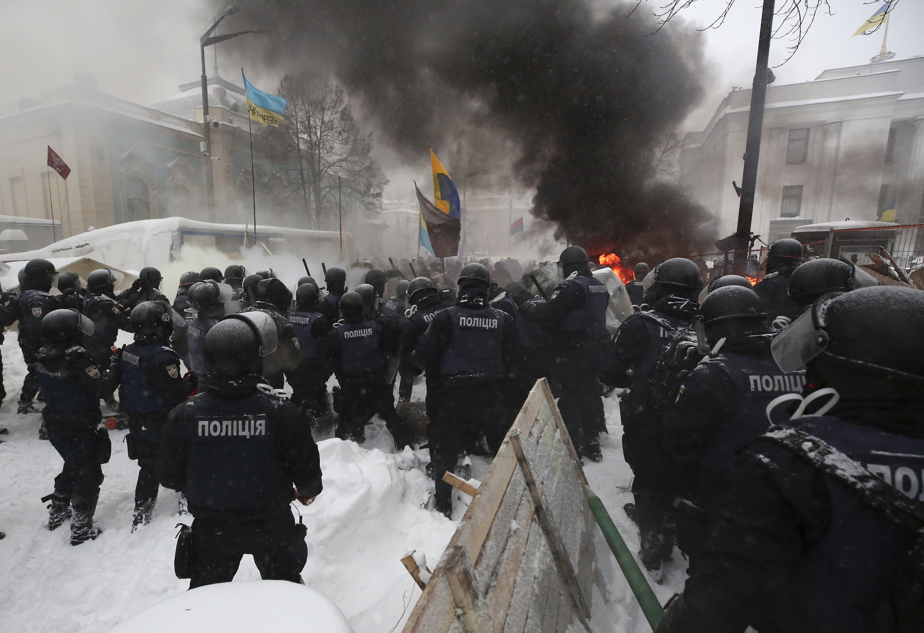 Жестоки сблъсъци между протестиращи и полиция в Киев