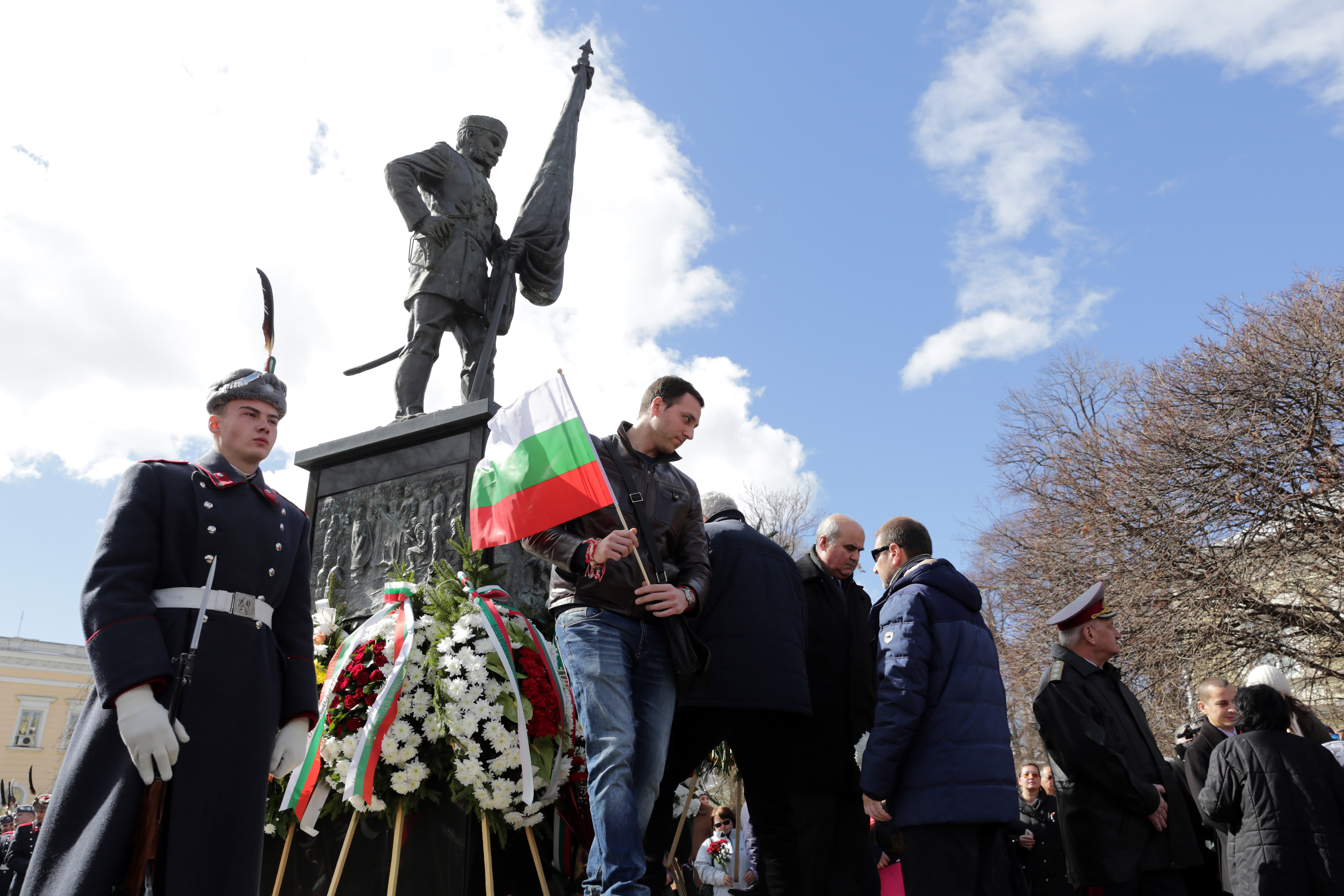Поднасяне на цветя на Паметника на българския опълченец в столицата