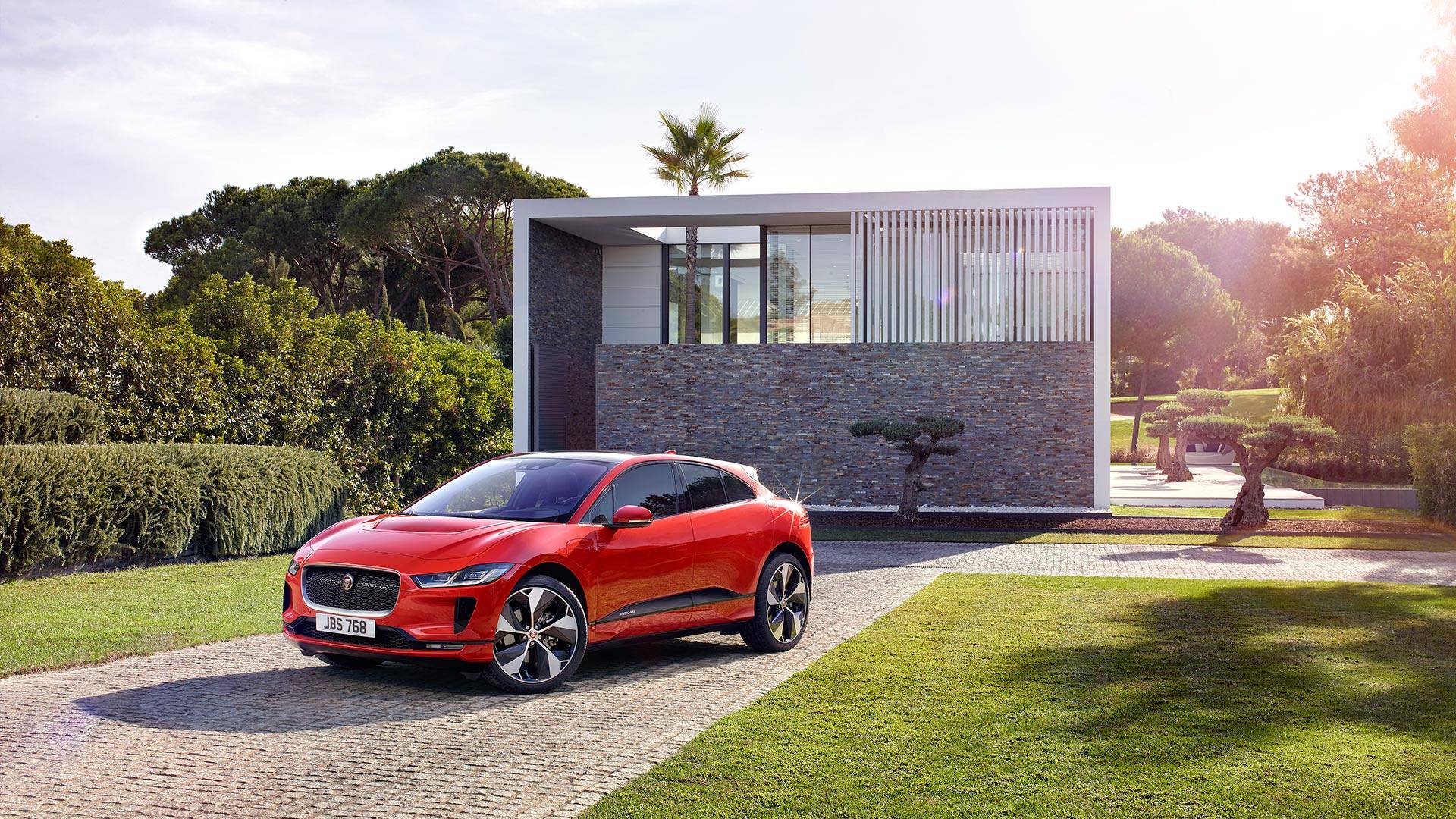 Jaguar оглавява електро-революцията с новия I-Pace