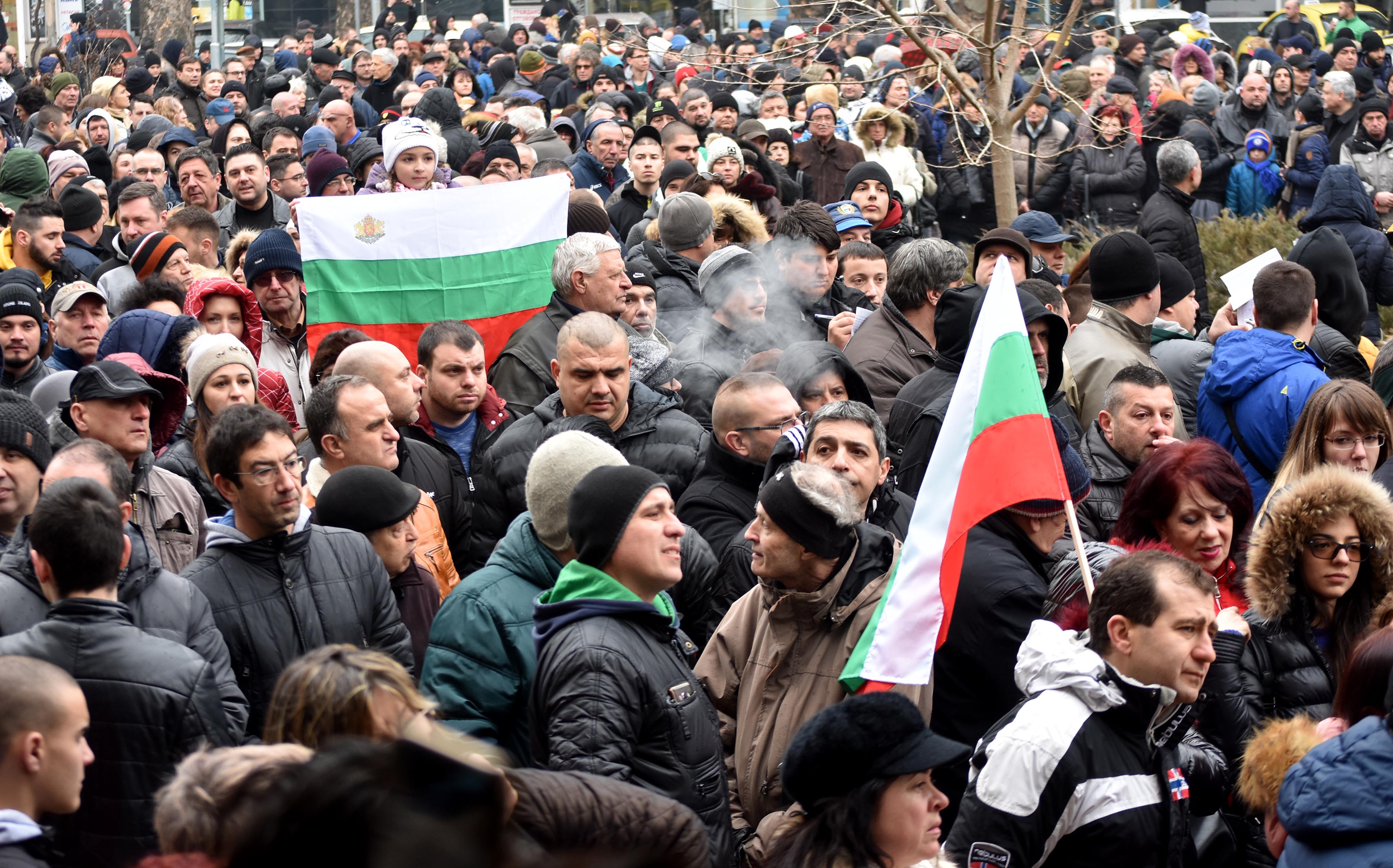 Хиляди на протест в защита на обвинения в убийство лекар