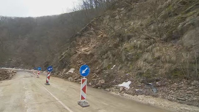 Пътят София-Самоков затворен за денонощие заради свлачище