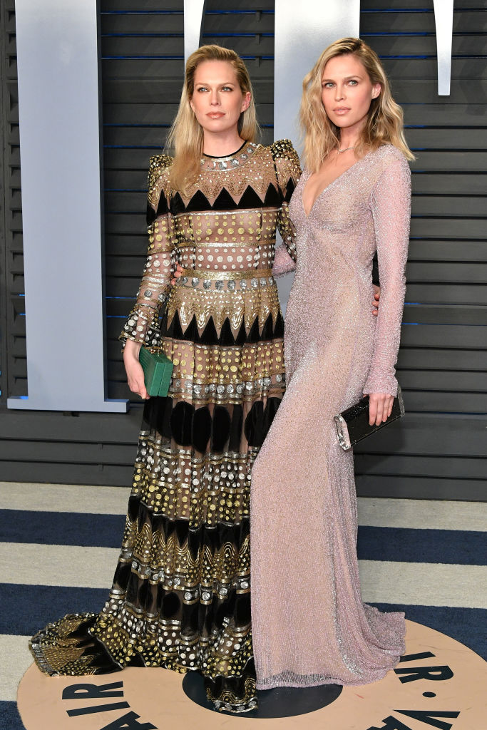 Ерин Фостър и Сара Фостър на партито на Vanity Fair след раздаването на ”Оскарите”