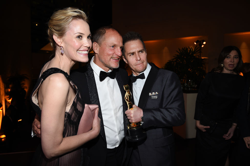 Лесли Биб, Уди Харелсън и Сам Рокуел  на бала на губернатора след раздаването на ”Оскарите”