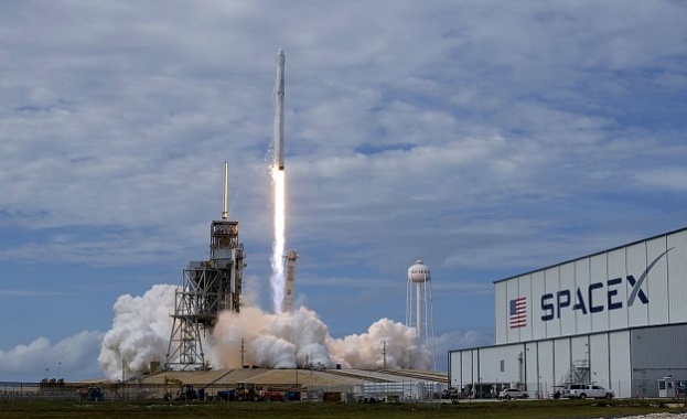 SpaceX изведоха в орбита най-големия си сателит досега
