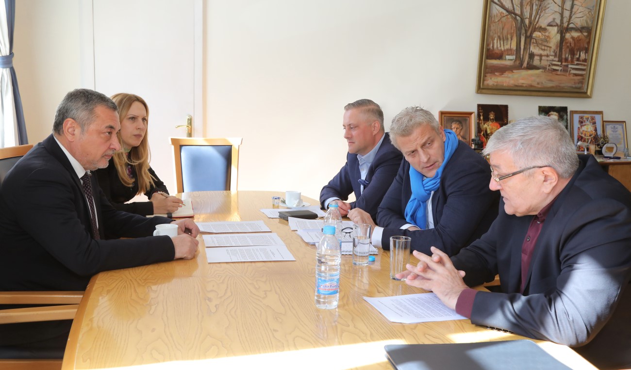 Вицепремиерът Валери Симеонов се срещна с представители на РБ за промени на енергетиката