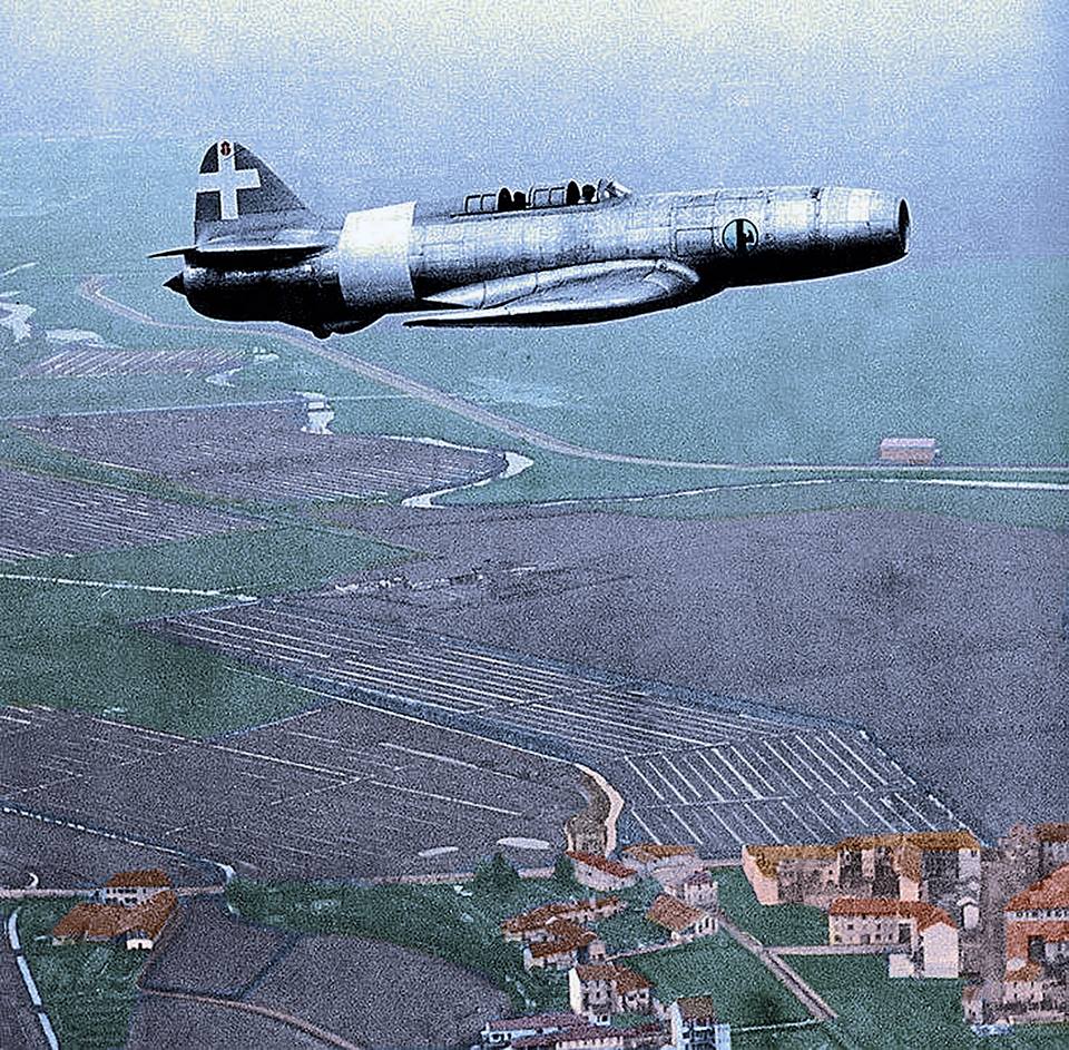 Вторият реактивен самолет в света (снимки)