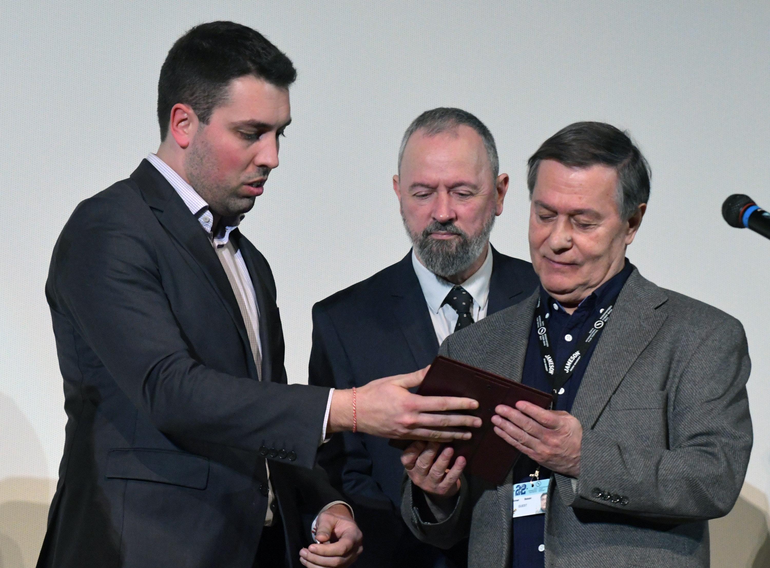 Евгени Крусев връчва „Наградата на София“ на Роман Балаян