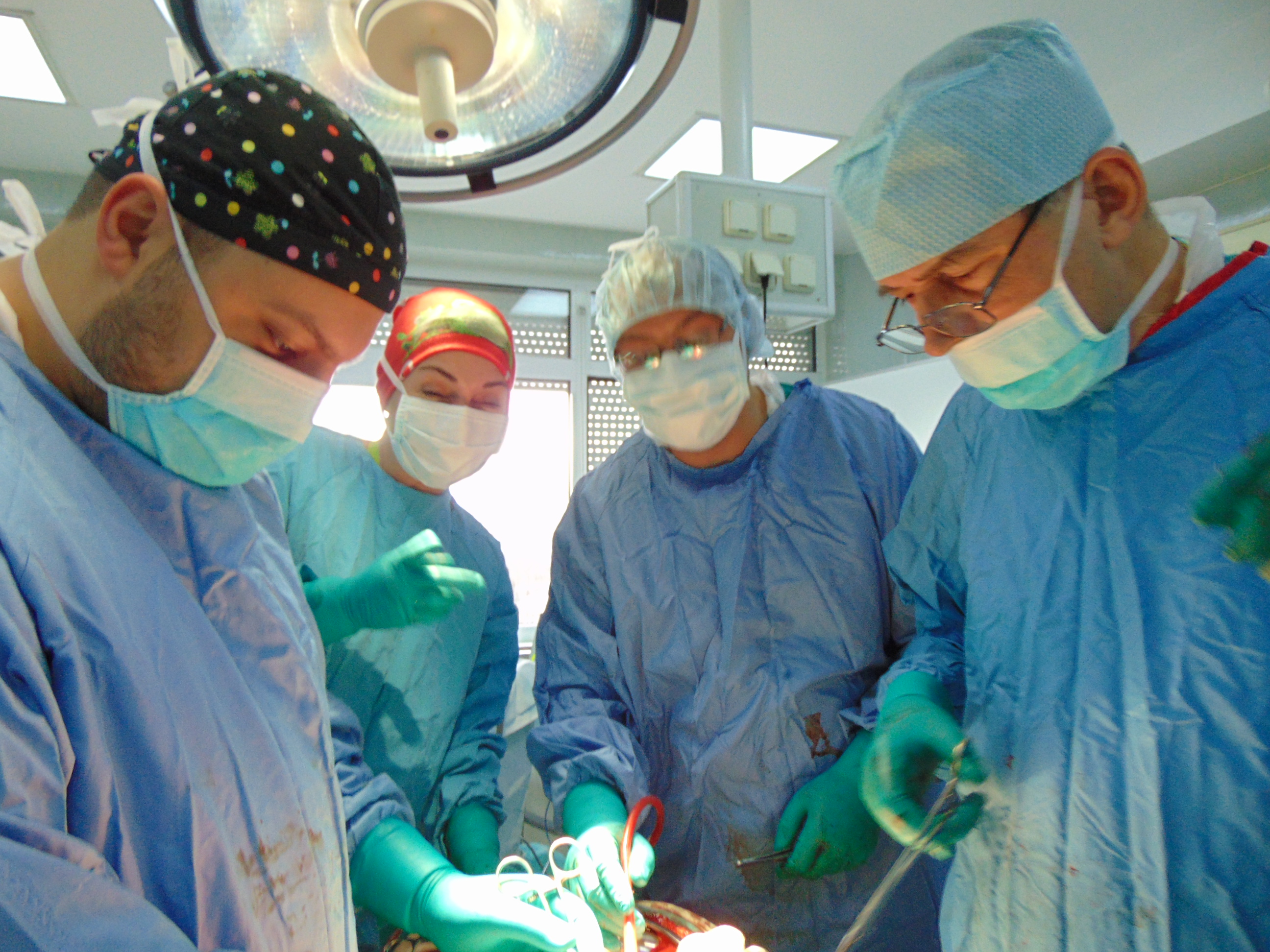 Екипът оперира раково образувание на бъбрека