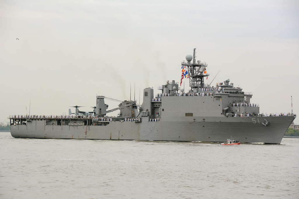 Десантен кораб на САЩ с 500 морски пехотинци е в Черно море