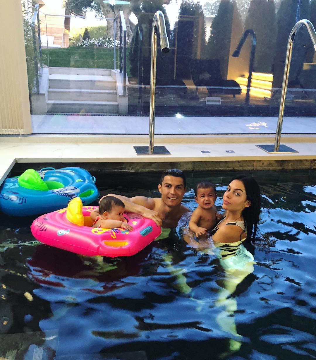 Кристиано Роналдо и Джорджина Родригес с децата му