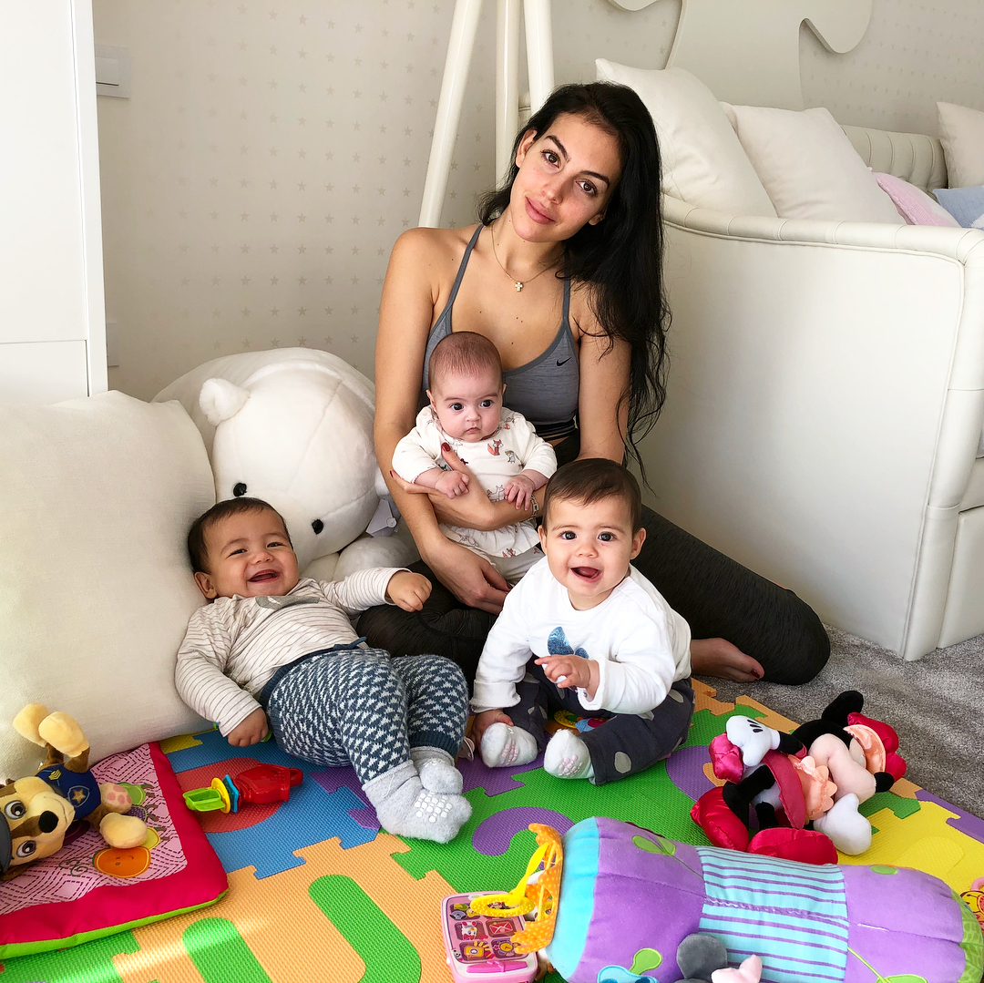 Джорджина Родригес с децата на Кристиано Роналдо