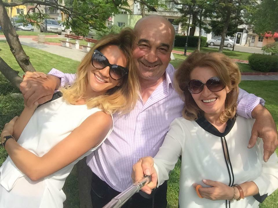Зейнеб Маджурова с майка си и баща си