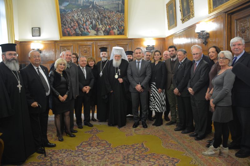 Патриарх Неофит показа на гостите си заседателната зала, в която е взето съдбоносното решение за българските евреи