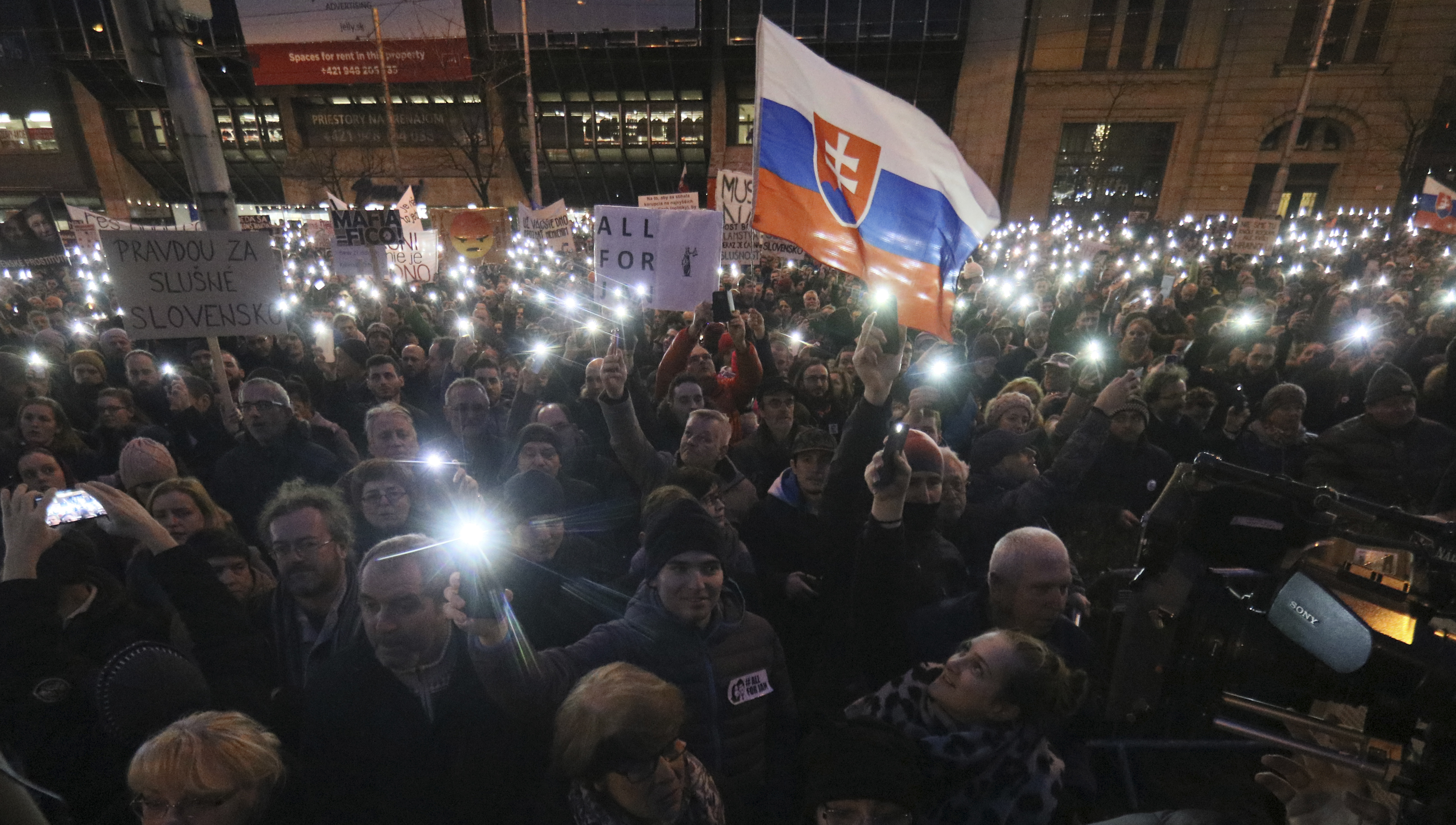 Хиляди словаци протестират: Фицо спи с мафията