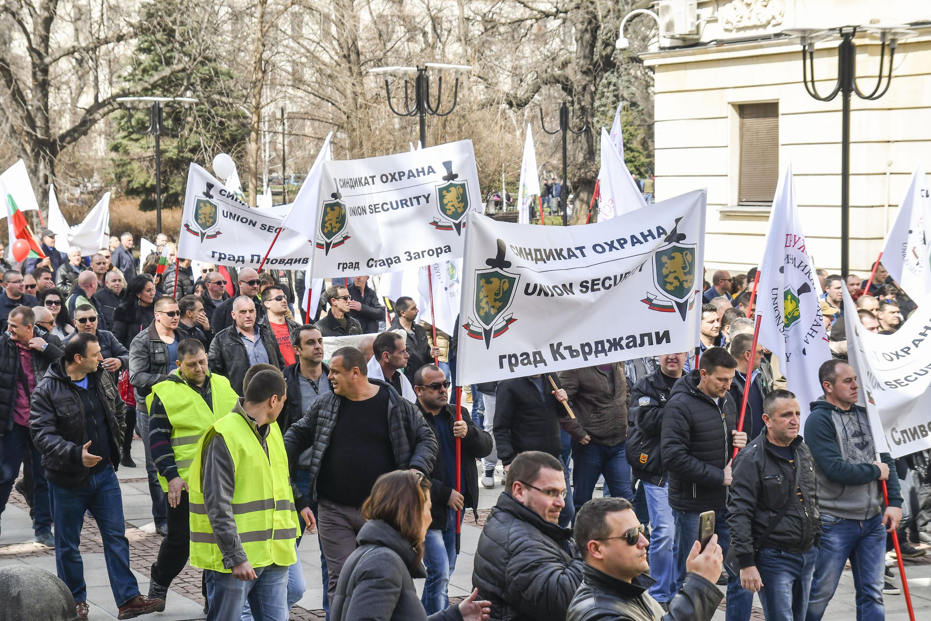 Надзиратели от цялата страна дойдоха в столицата, за да потърсят правата си